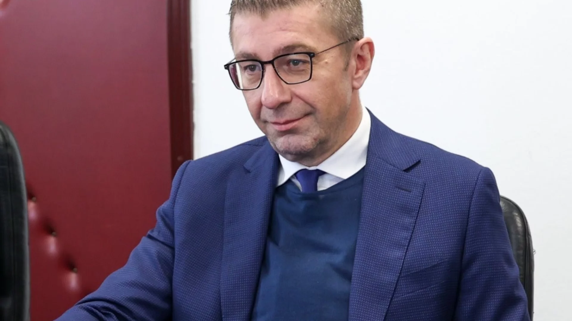 Мицкоски се инати: Готов е на труден път за ЕС, но не и да впише българите