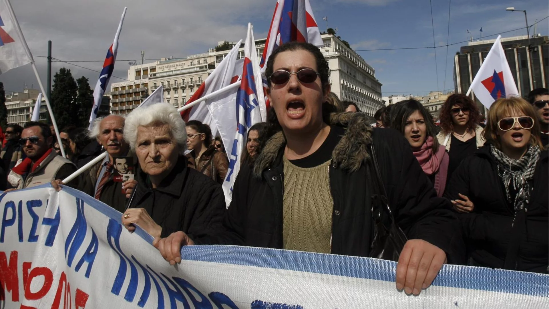 Хиляди държавни служители на протест в Атина