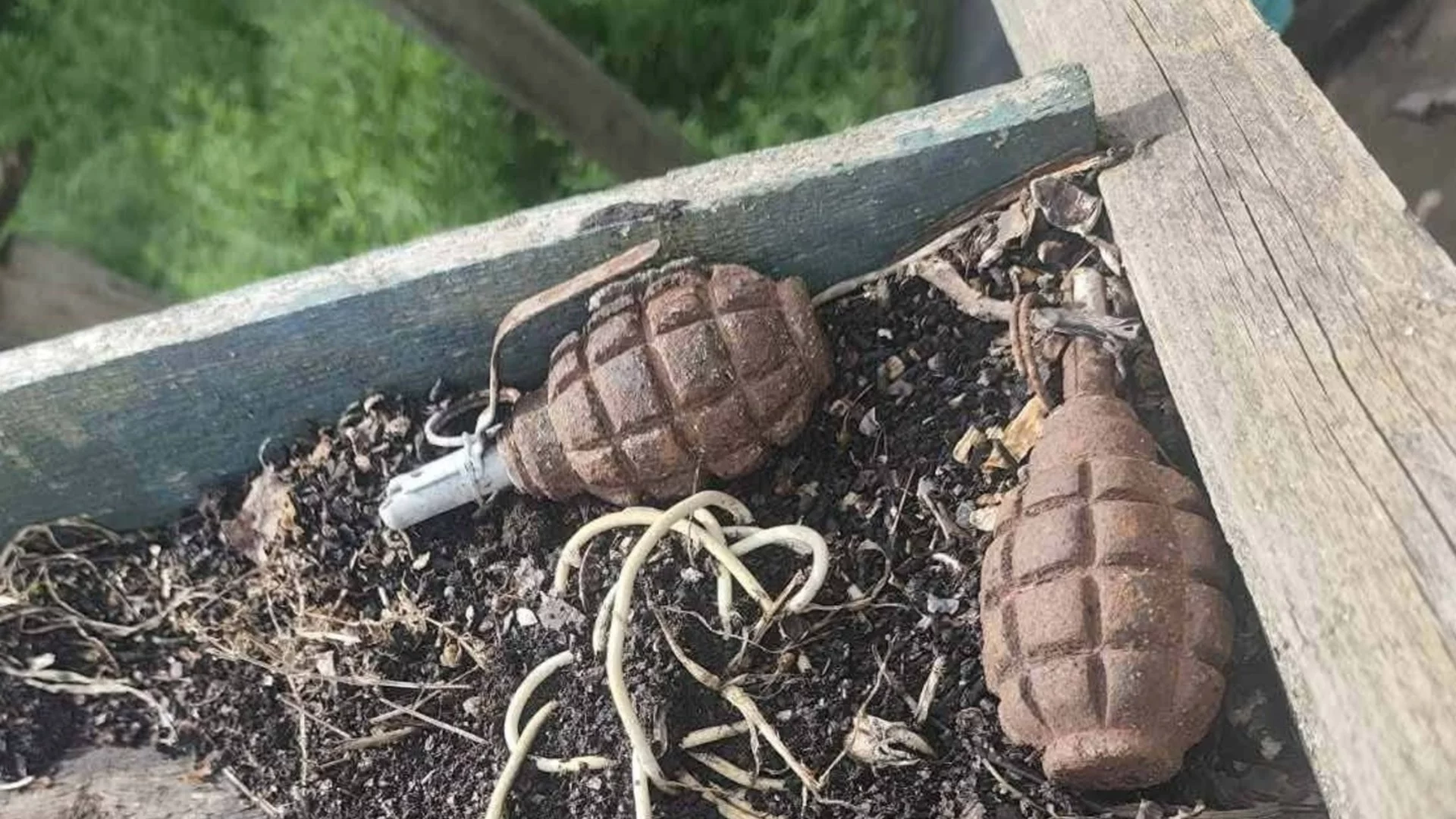 Две стари ръчни гранати обедвредиха военни в Ловеч