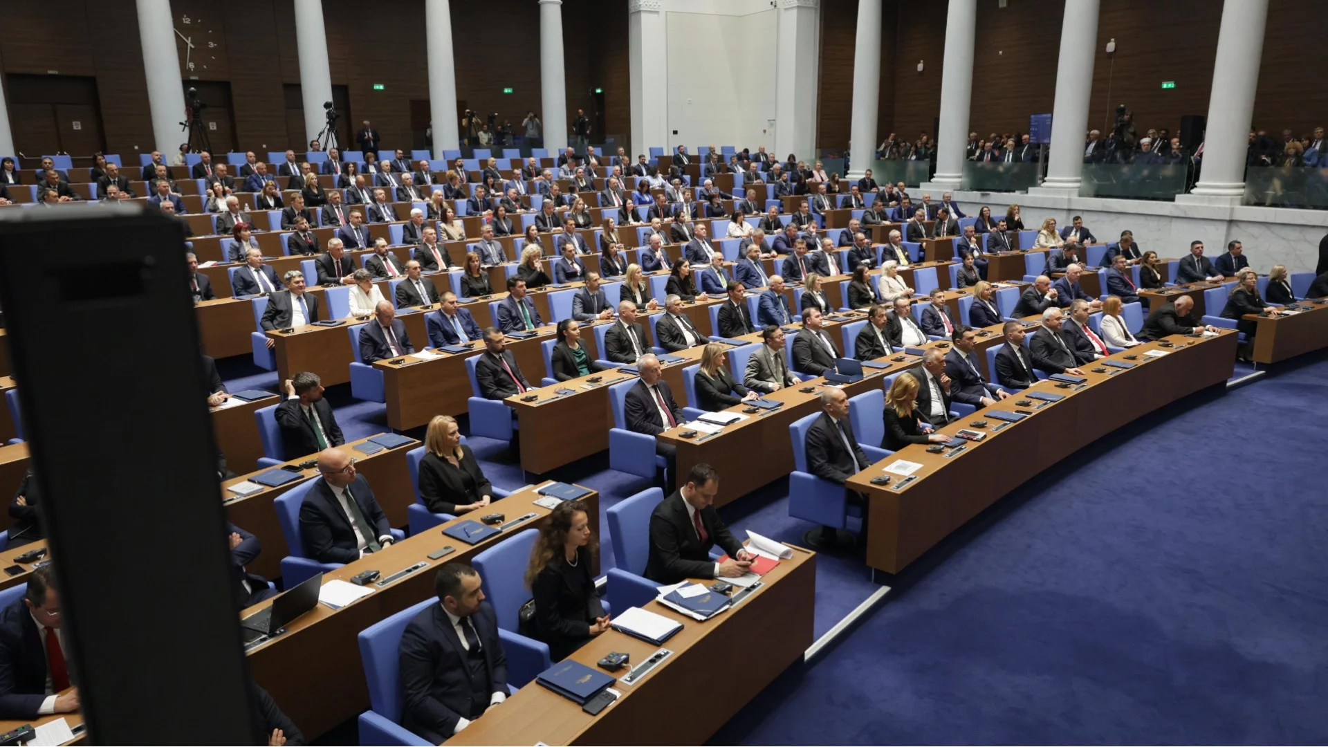 Девет нови депутати: Бивши кадри на ДПС влязоха в парламента покрай кабинета "Радев"