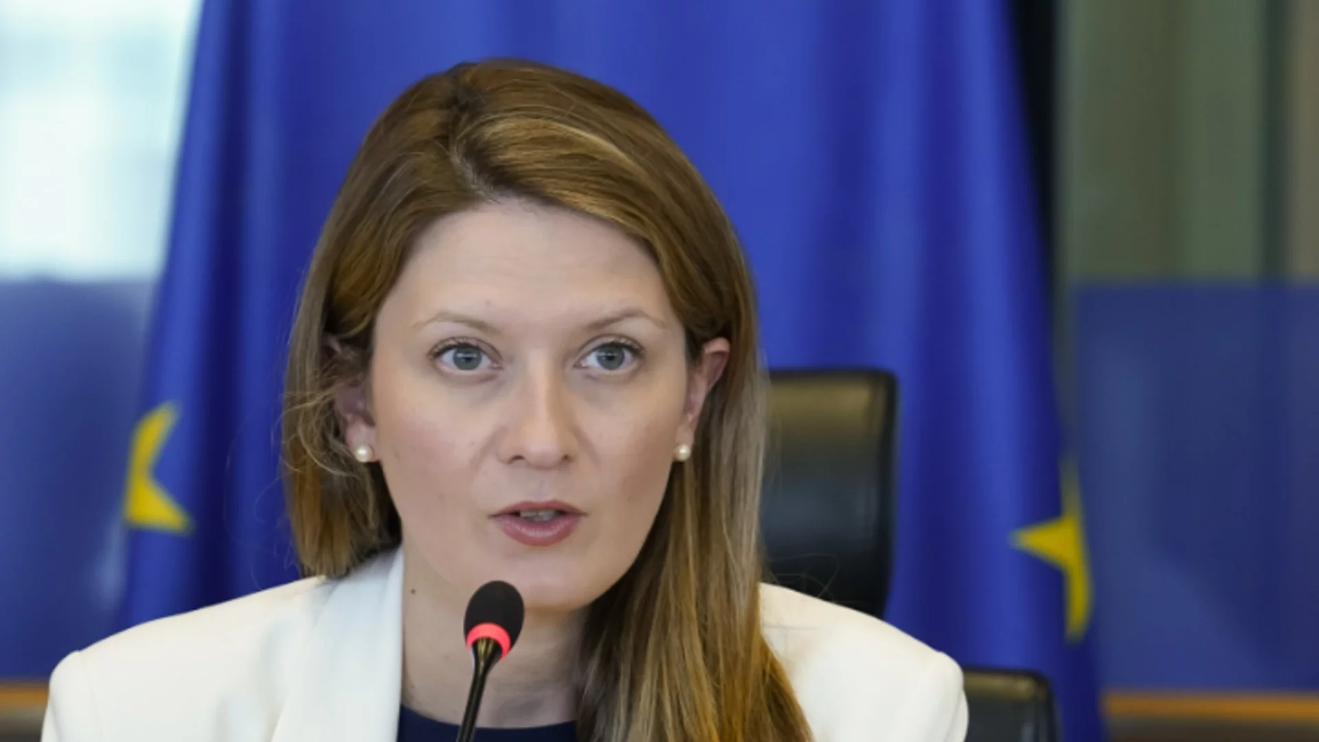 Пенкова: Законопроектът, който изготвям, ще намали трайно цените на електроенергията