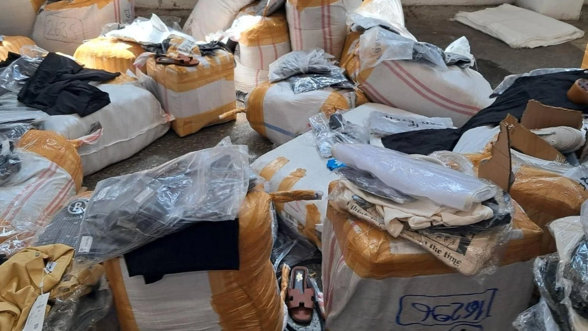 Поели към Европа: Десетки хиляди дрехи менте хванаха на гръцката граница