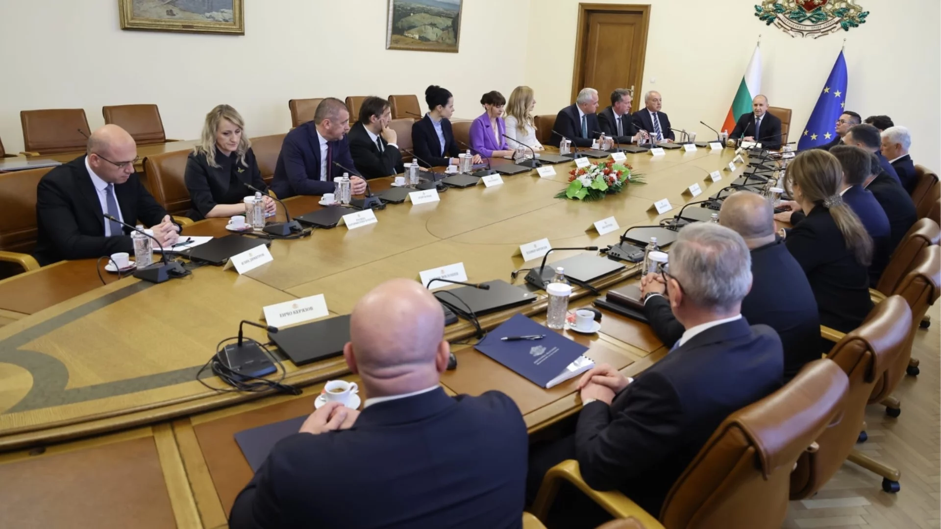 Радев назначи още шестима заместник-министри