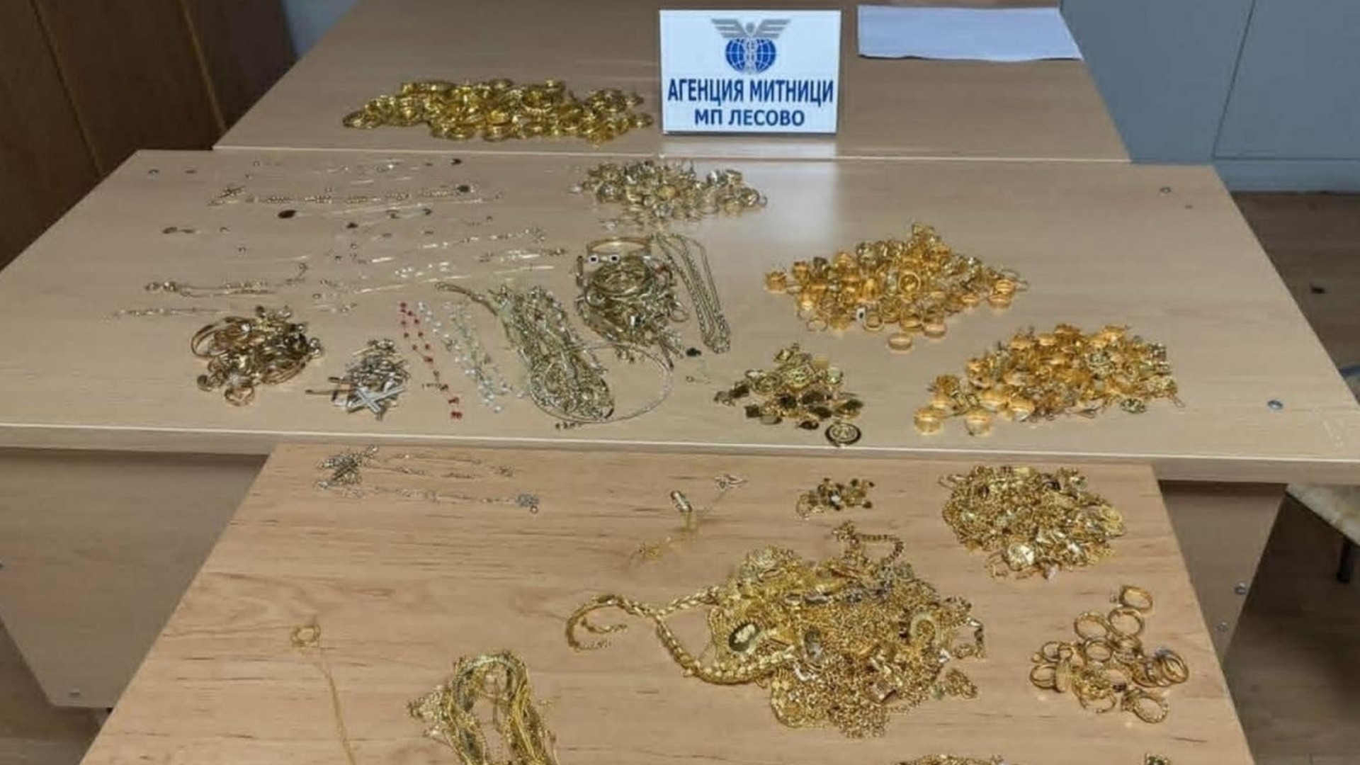Над 3 кг златни накити хванаха на границата