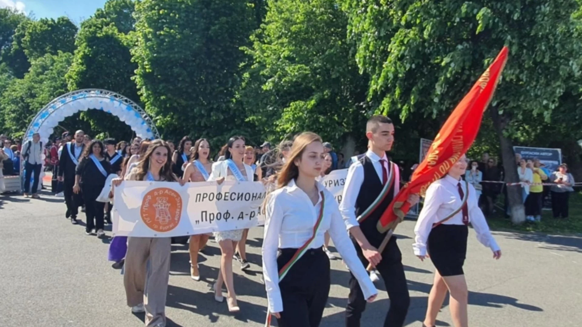 С духова музика и червен килим Бургас изпраща абитуриентите си
