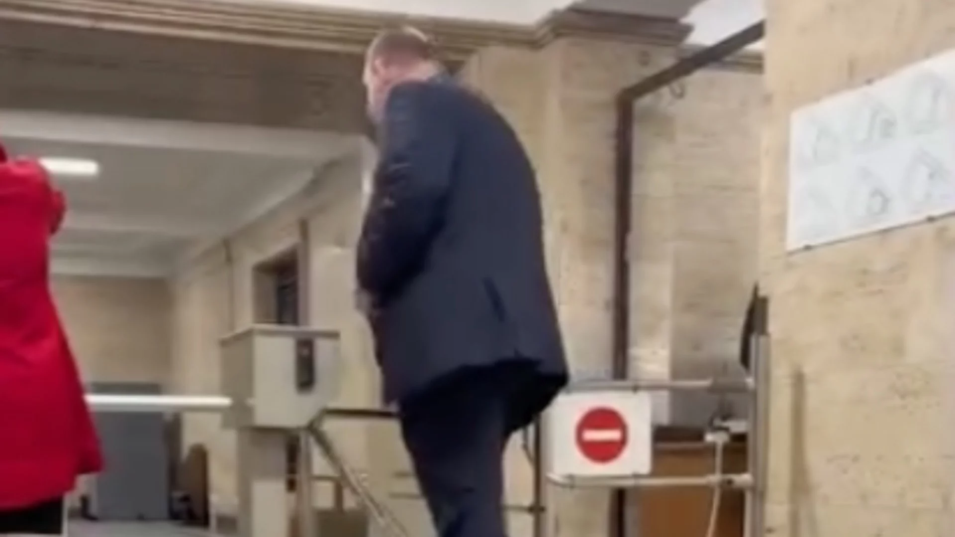 Пеевски вече влиза в парламента като гражданин (ВИДЕО)