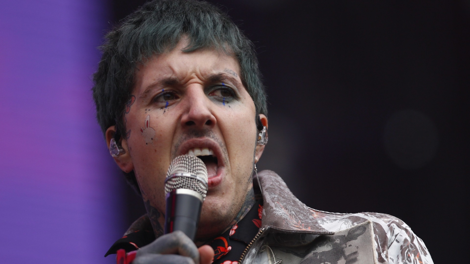 Кръв по сцената: Разбиха главата на вокалиста на Bring Me The Horizon с хвърлен телефон (ВИДЕО)