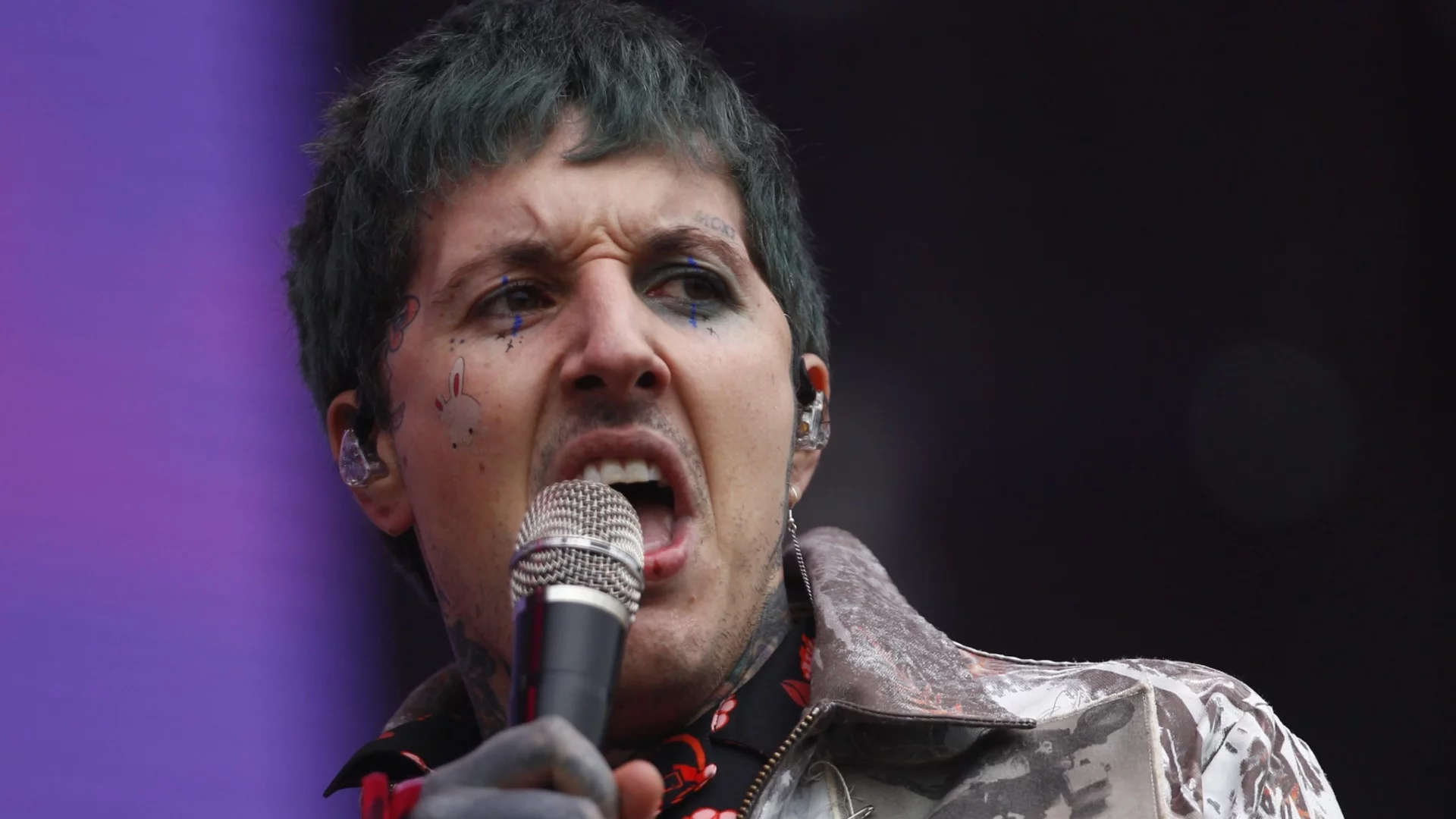 Кръв по сцената: Разбиха главата на вокалиста на Bring Me The Horizon с хвърлен телефон (ВИДЕО)