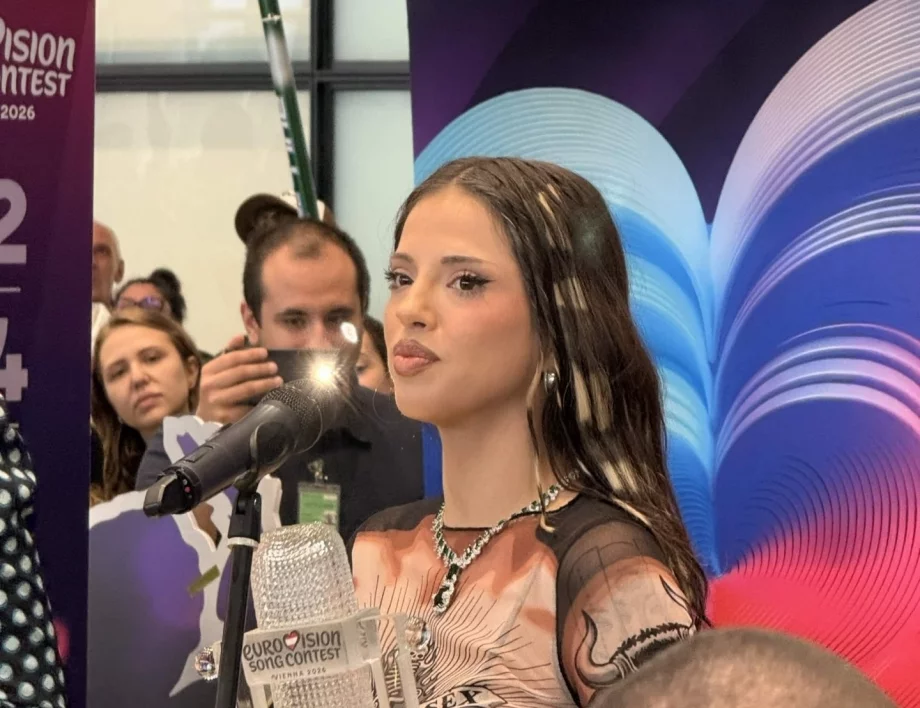 "Това беше само първа стъпка към моята мисия": Стотици фенове посрещнаха DARA в България след триумфа на Евровизия (СНИМКИ и ВИДЕО)
