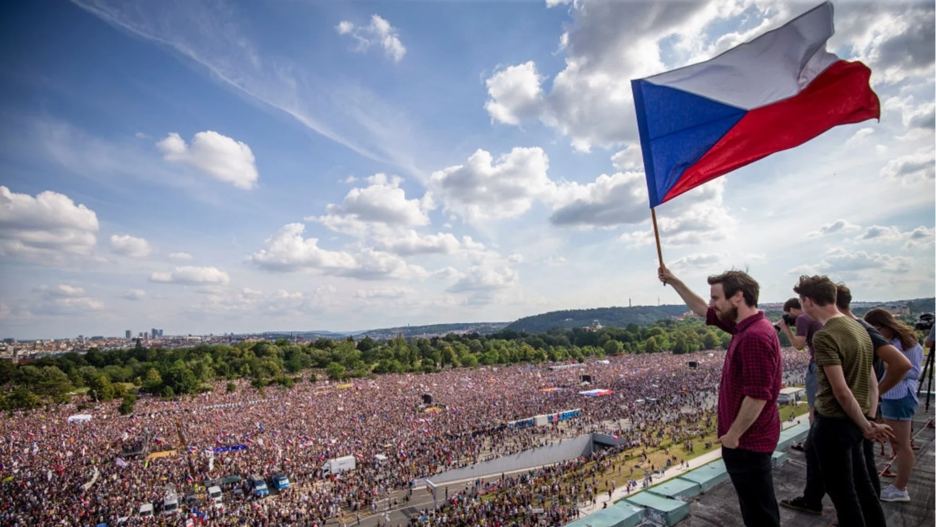 Хиляди протестираха в Чехия в защита на обществените медии (ВИДЕО)