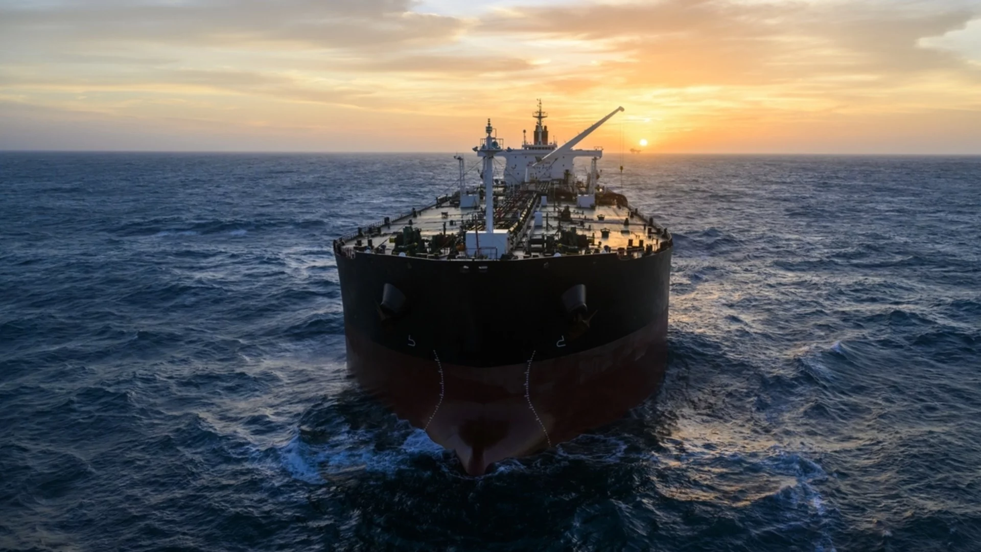 Украйна: Руснаците атакуваха кораб в Черно море, превозващ китайски граждани