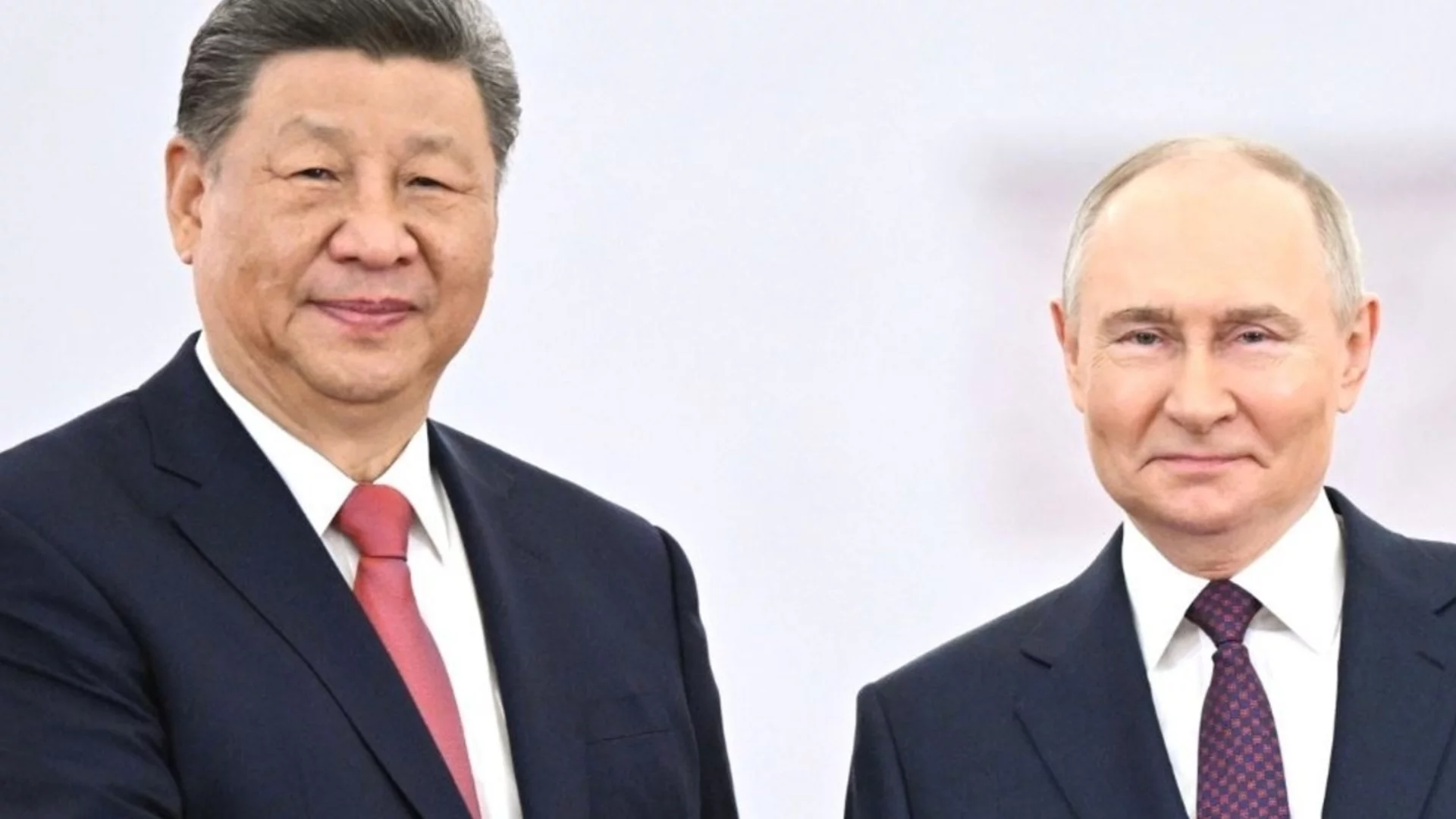 Веднага след Тръмп: Путин пристигна спешно в Китай (ВИДЕО)