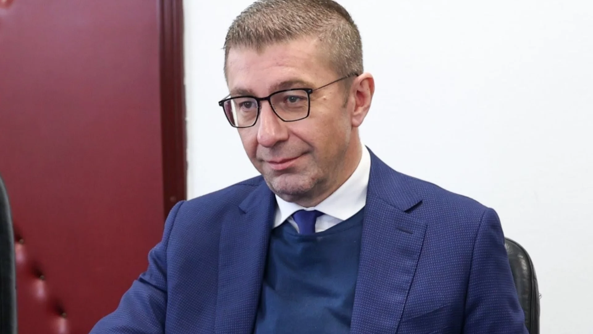 Парадоксът "Мицкоски": Цялото му правителство е с българи, но отказва да ги впише в конституцията