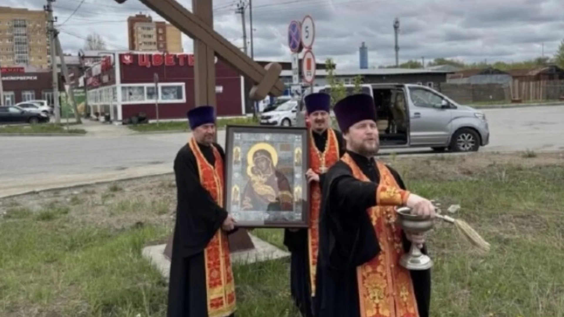 ПВО свещеници: С икона на Богородица срещу украинските дронове. После - ръсене на захар (СНИМКИ)