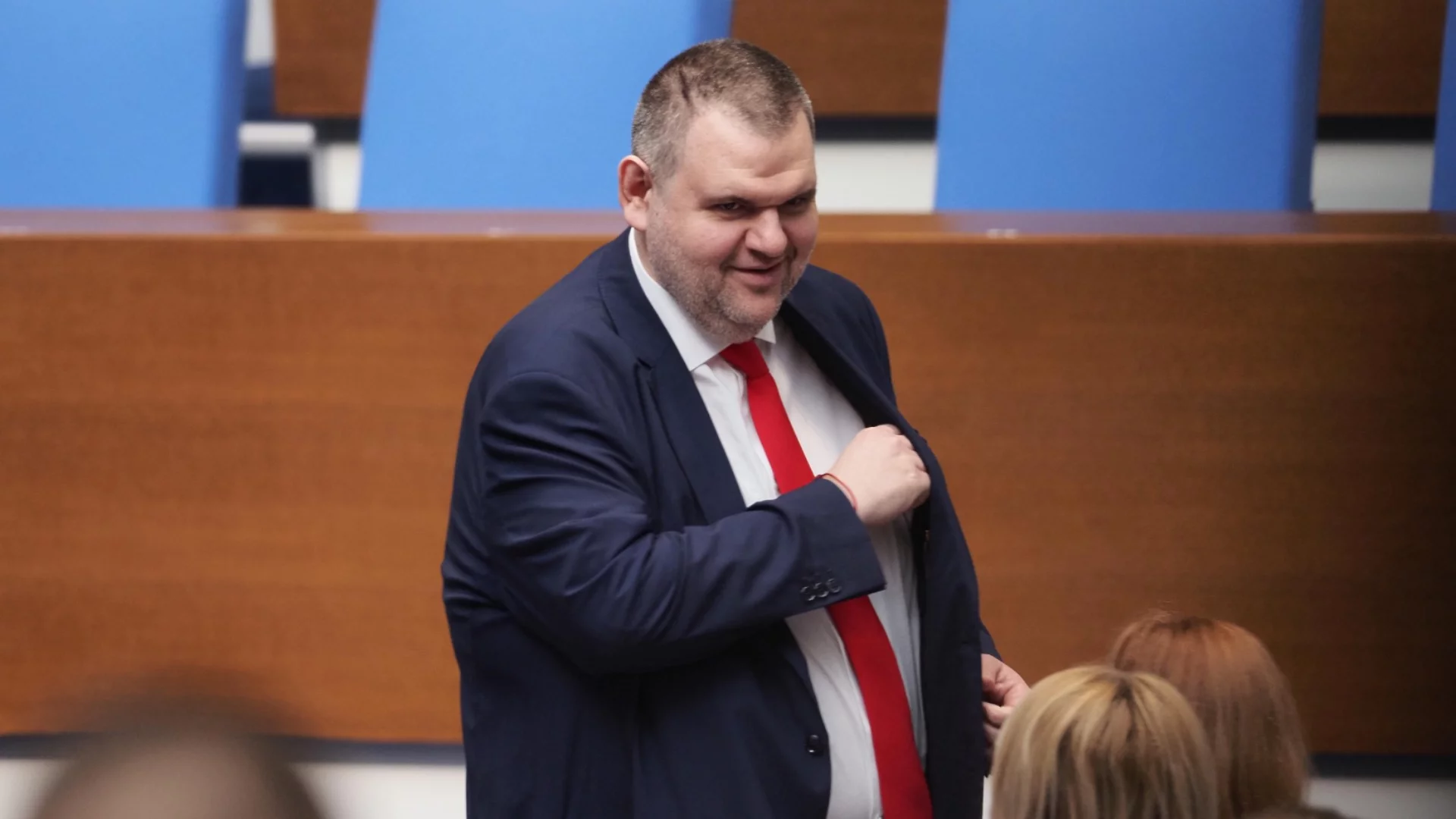 "Демократична България" иска ГДБОП да провери честите пътувания на Пеевски до Дубай