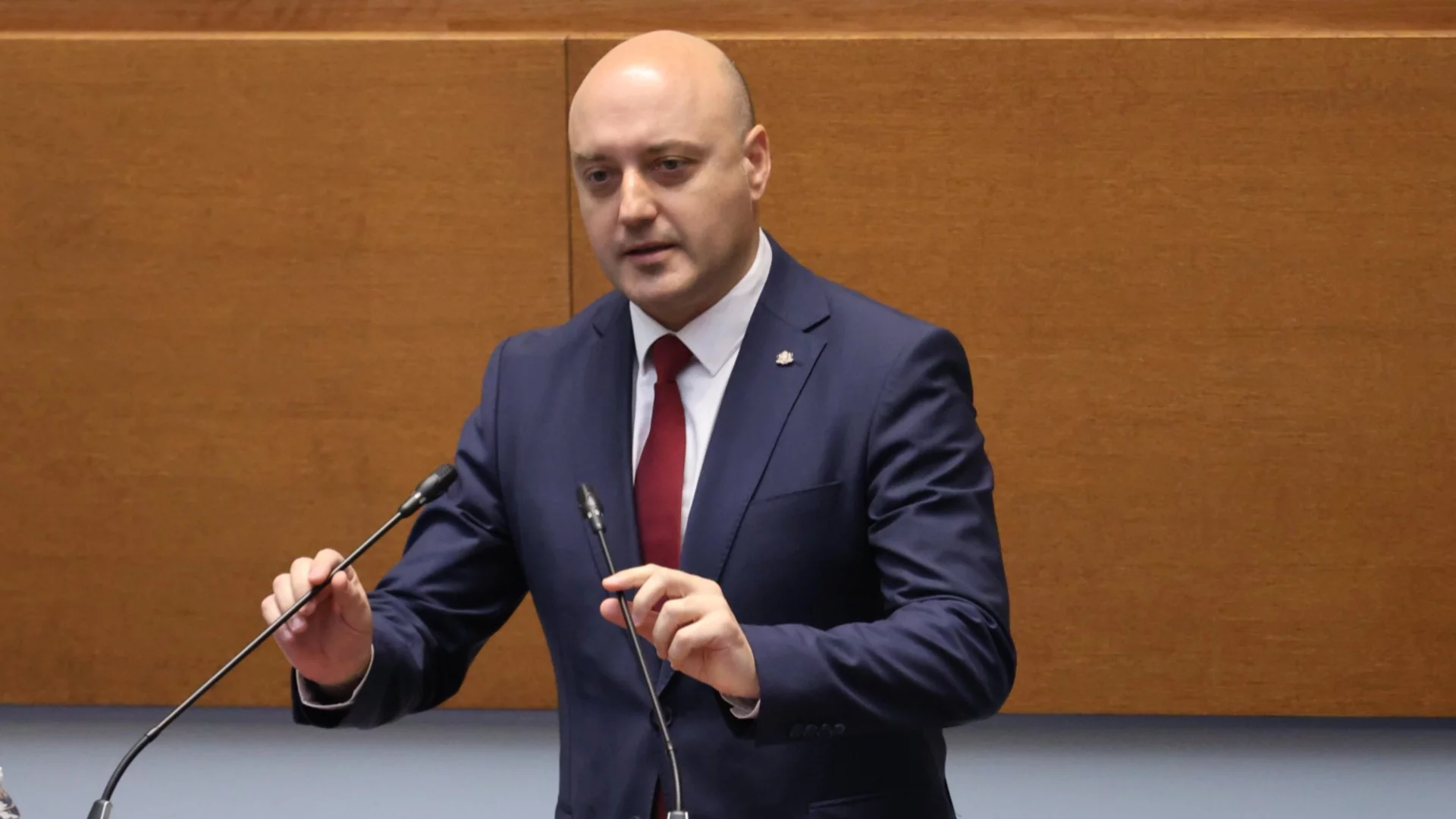 "Радикализация на опозиционните гласове": ДБ предупреди хората на Радев за правилника
