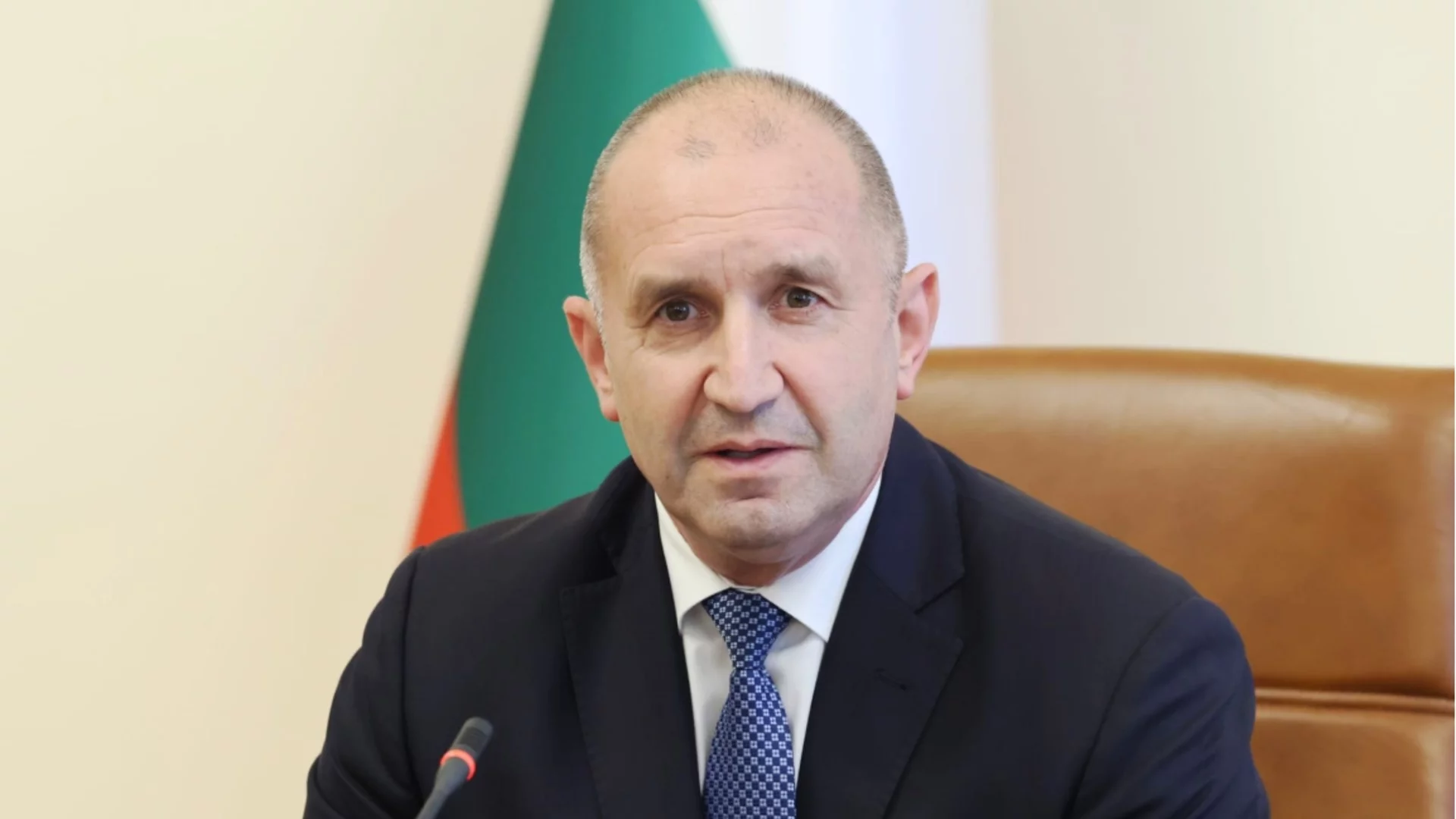 "Настойчиво поставих въпроса": Радев разговарял с Тръмп за визите и американските самолети в София