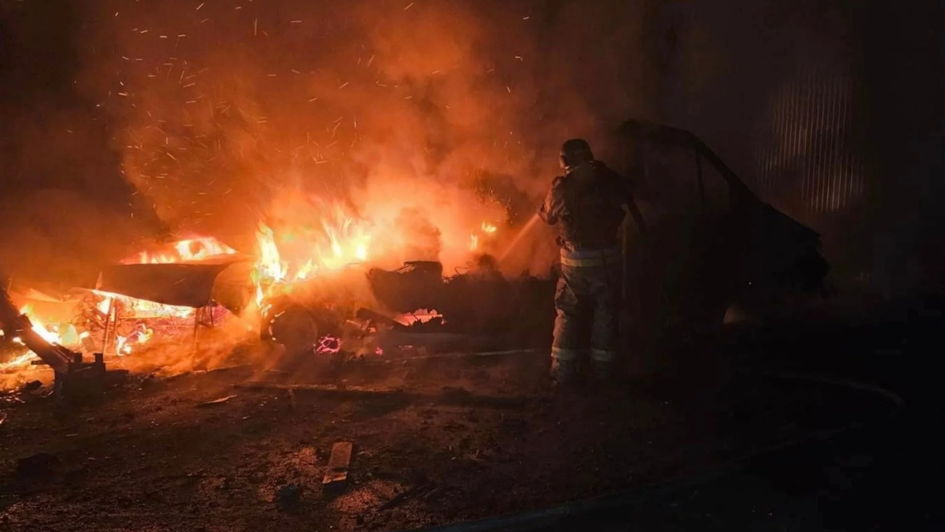 Украйна атакува цели в Русия, подпали склад край Москва (ВИДЕО)