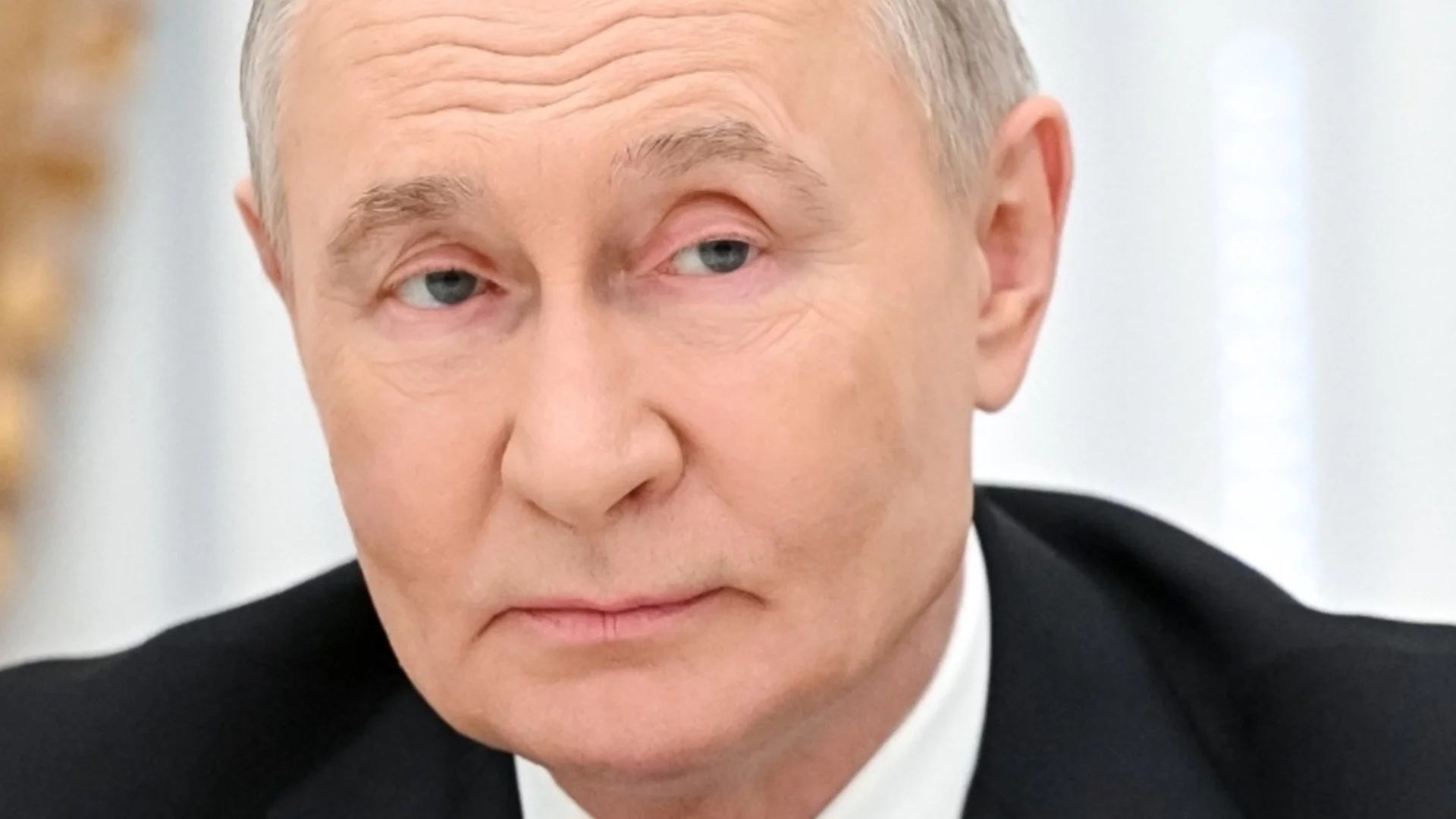 И токчетата не помагат: Путин като носач на куфари пред Си - ВИДЕО взриви нета