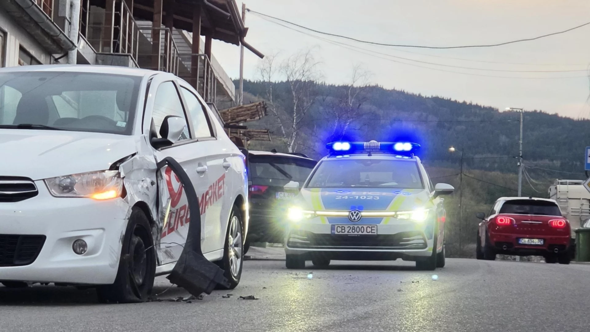 Пиян шофьор помете два автомобила и ограда