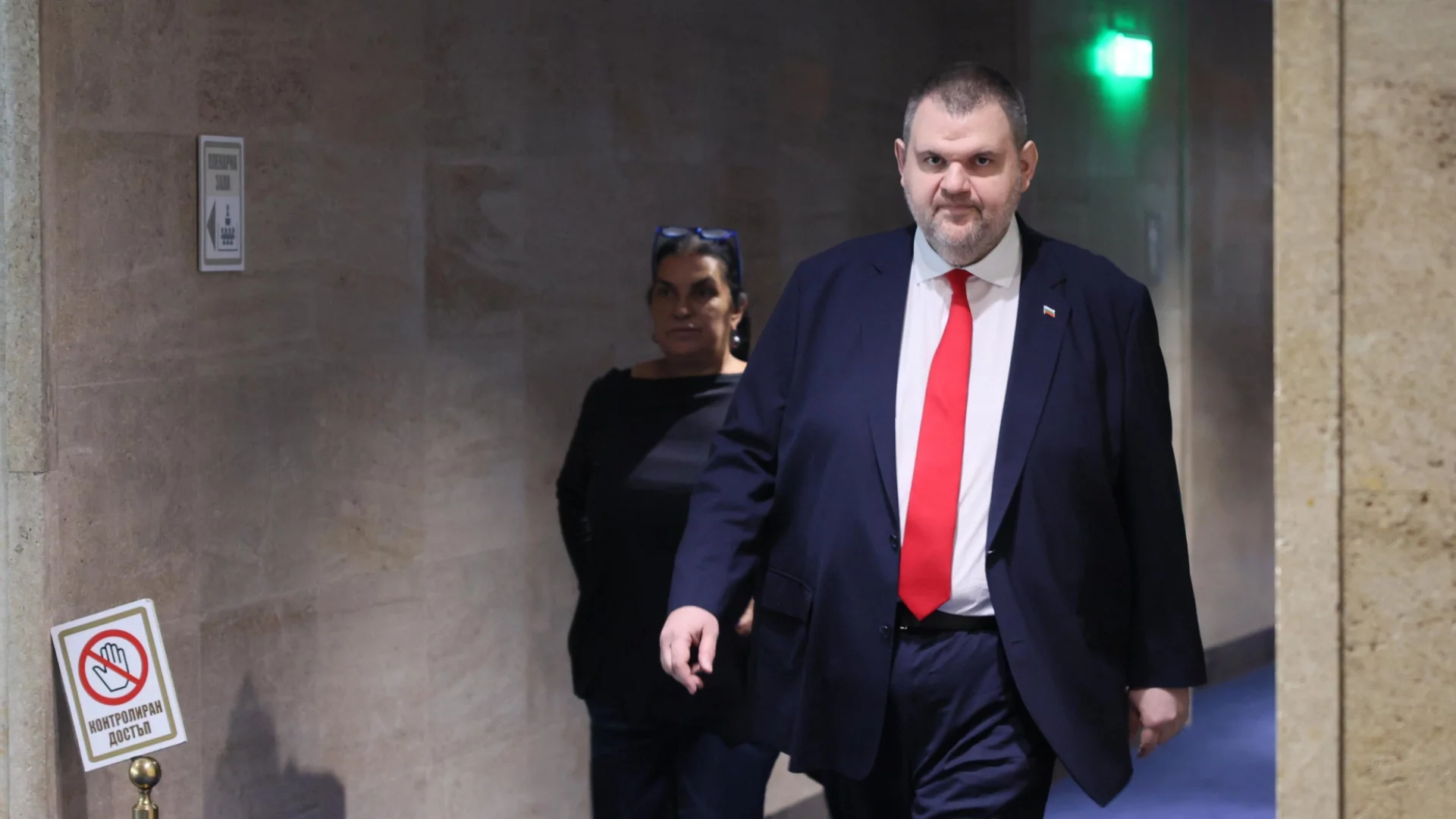 Пеевски впрегна прокуратурата срещу ДБ по темата за пътуванията му до Дубай
