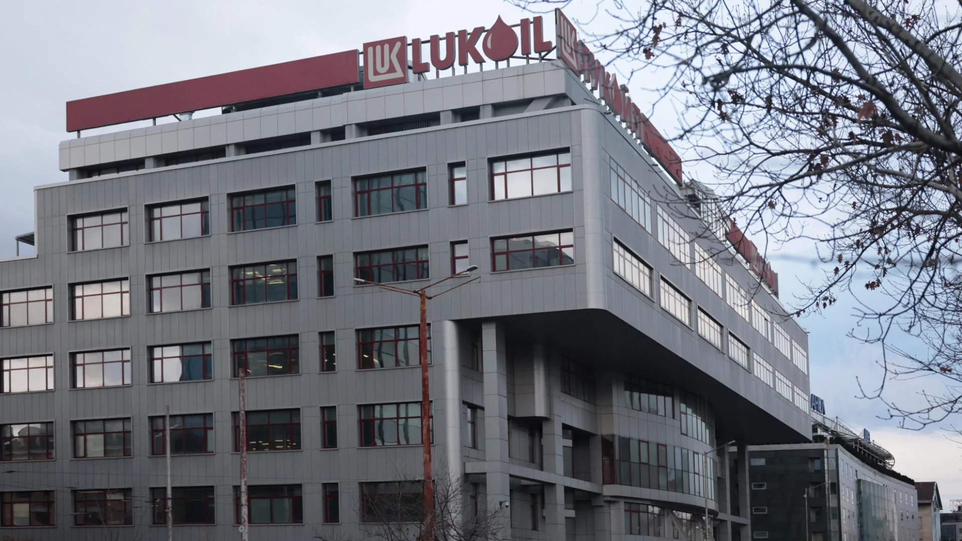 Действията на властта засилват риска "Лукойл" и Русия да ни съдят: Експертни мнения