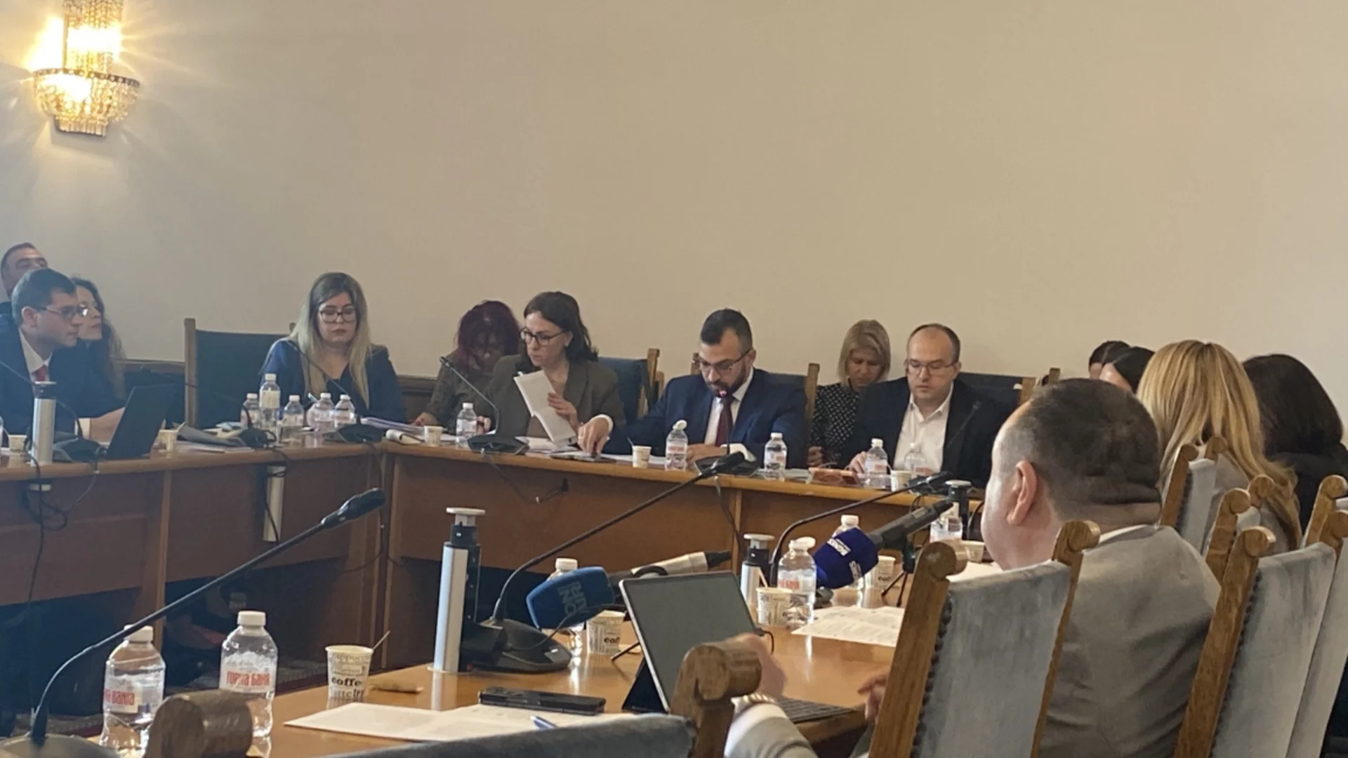 Дух на конструктивизъм: Депутатите на Радев угодиха на опозицията по въпрос от правилника