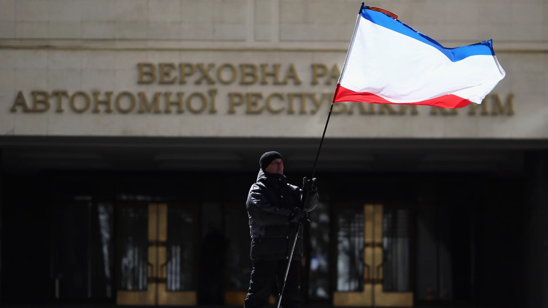 Властта на "некапитулиращия" Путин днес: Не карайте много-много към Крим, по 20 литра бензин и купони за дизел там