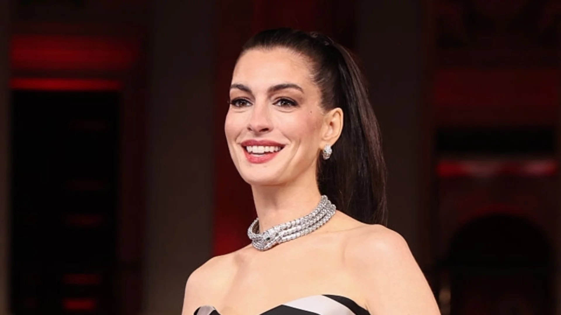 Ан Хатауей наруши мълчанието си. Какво се крие зад младежкия ѝ вид?
