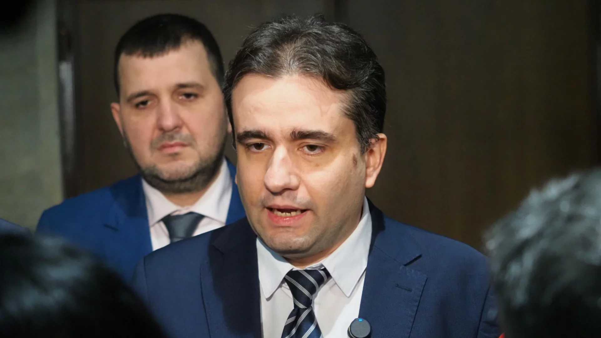 От диванчето на Петьо Еврото до кабинета "Борисов" 3: ДБ искат отговори от лидера на ГЕРБ