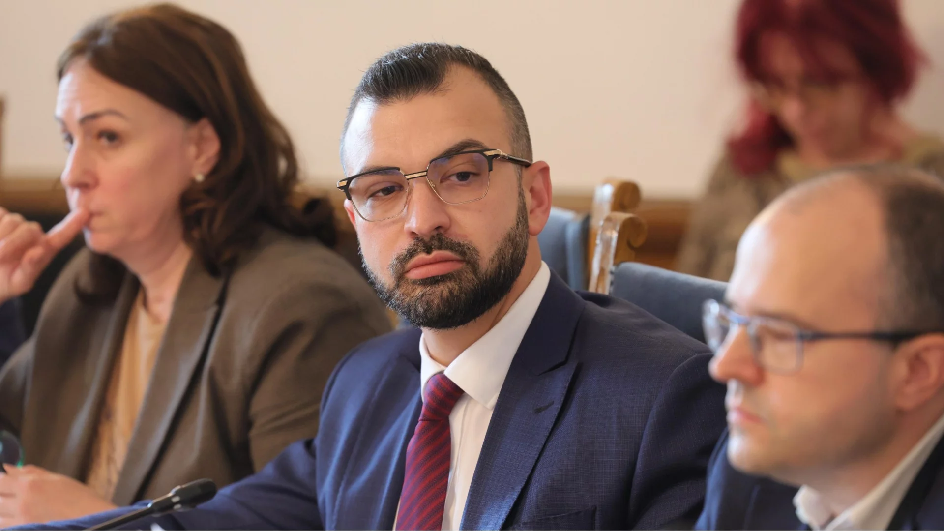 От младежите на ГЕРБ, през прокуждане от БСП, до "Радеви са му кумове": Лидерът зад промените в правилника на НС според Теодор Славев