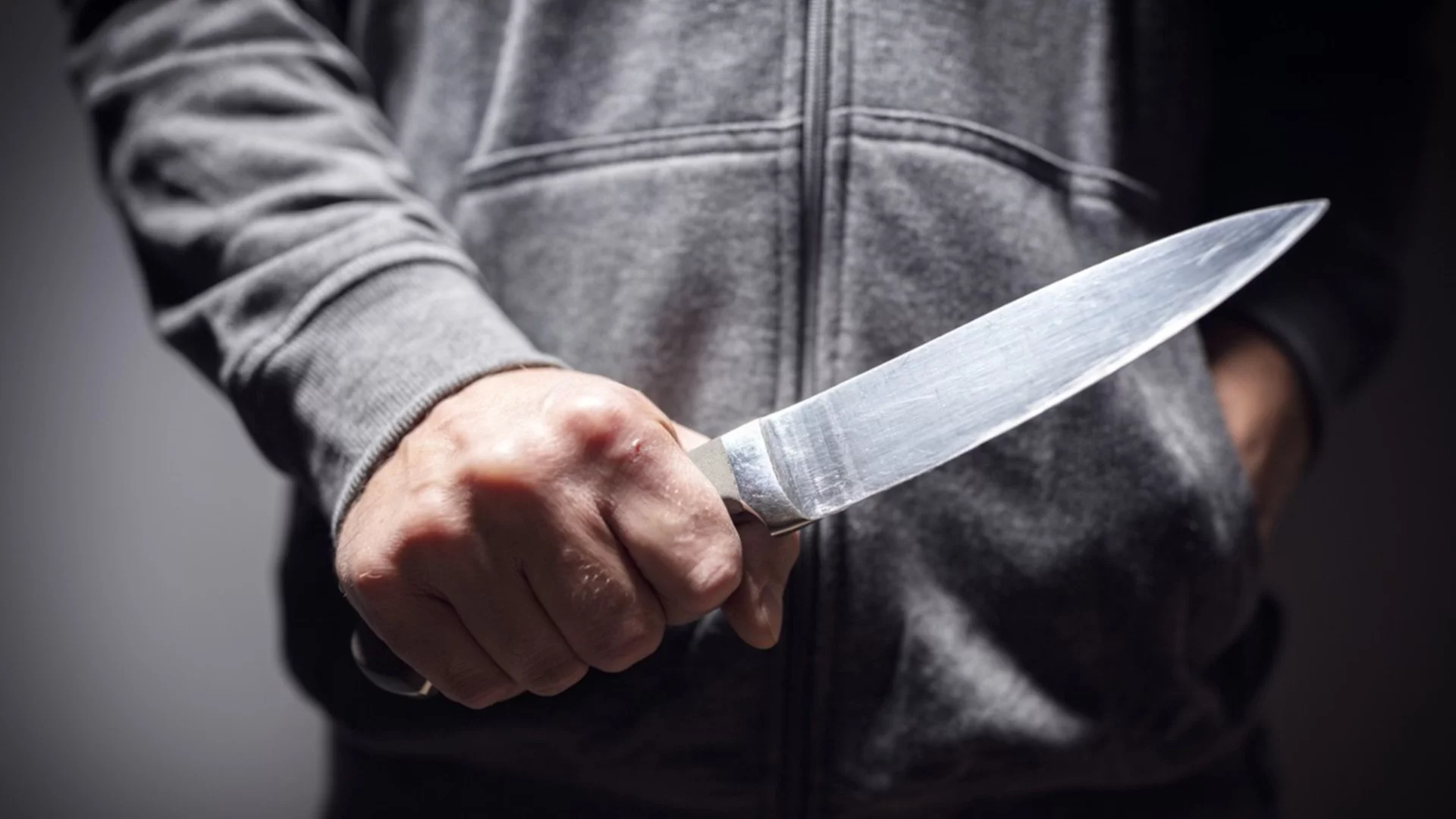 Рани от нож и мотика в капака на колата: Два скандала в Софийско