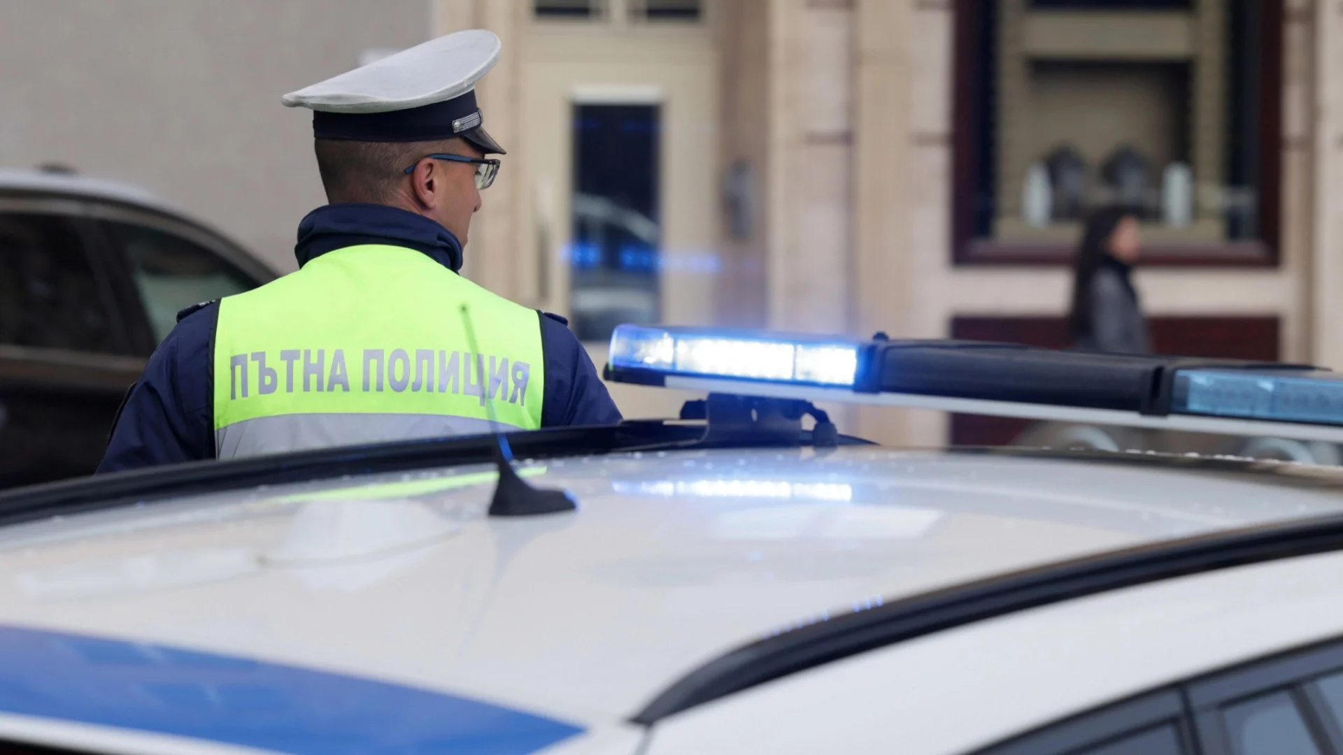Както си седяло на пейка: Шофьорка блъсна 13-годишно момиче и избяга