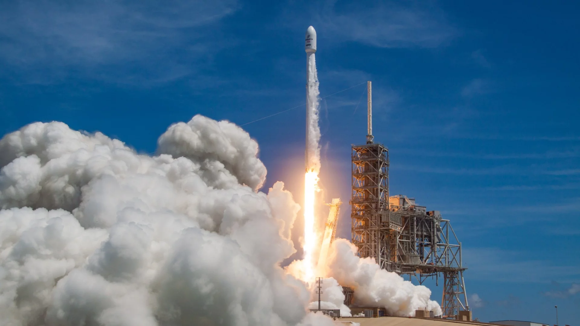 Рекорд: SpaceX изстреля най-голямата си и мощна ракета (СНИМКИ+ВИДЕО)