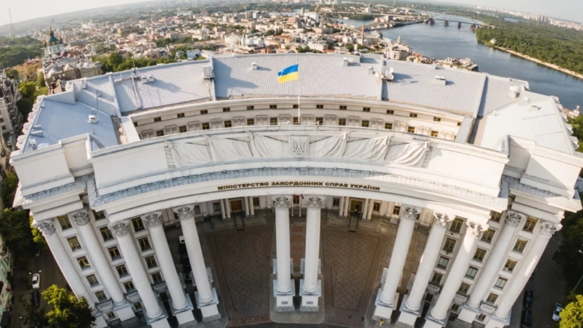 Преди от нацисти, сега от руснаци: Удариха МВнР в Киев