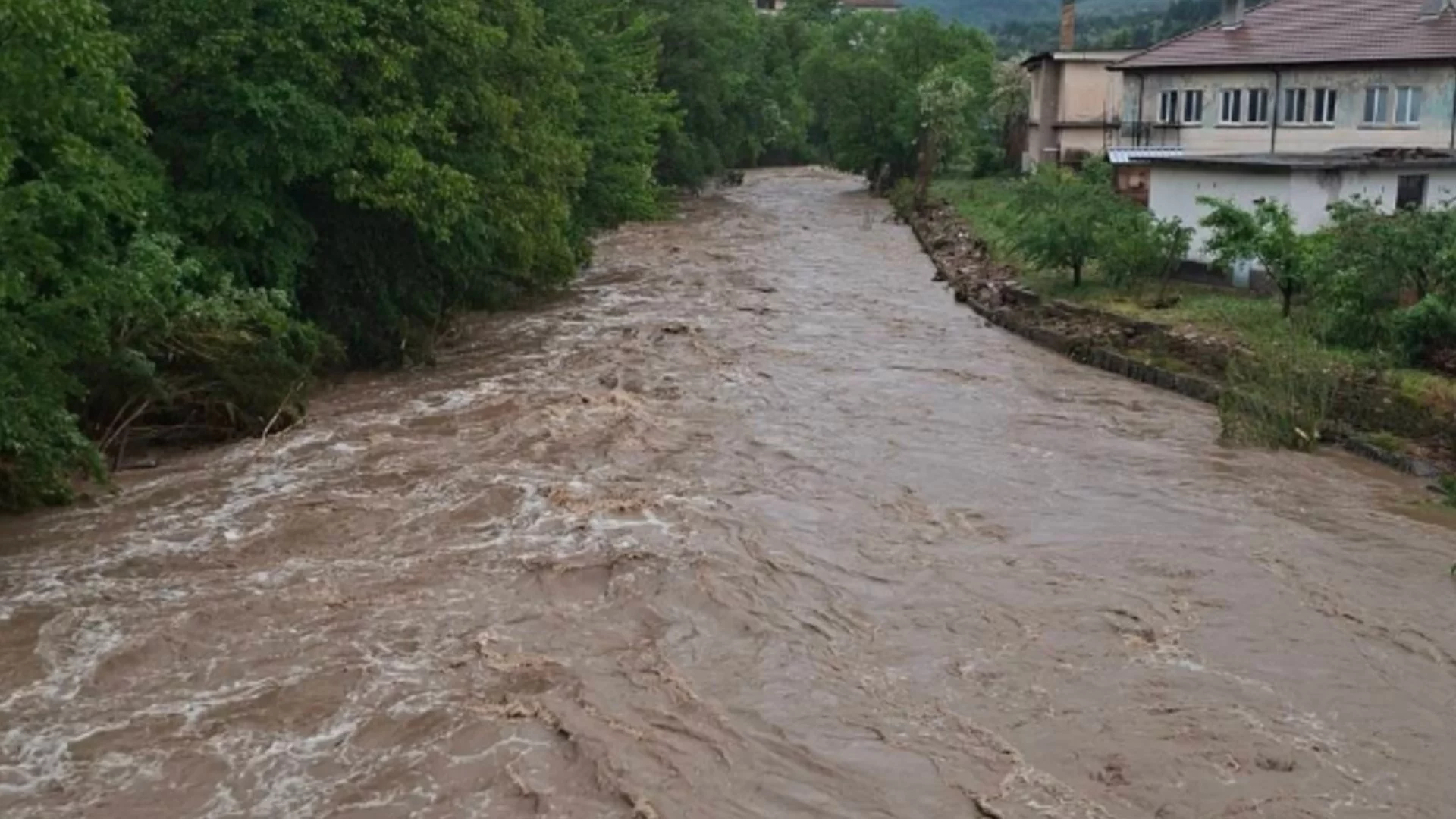 Наводнени, но без вода: Хиляди хора в Севлиево чакат подмяна на водопровод