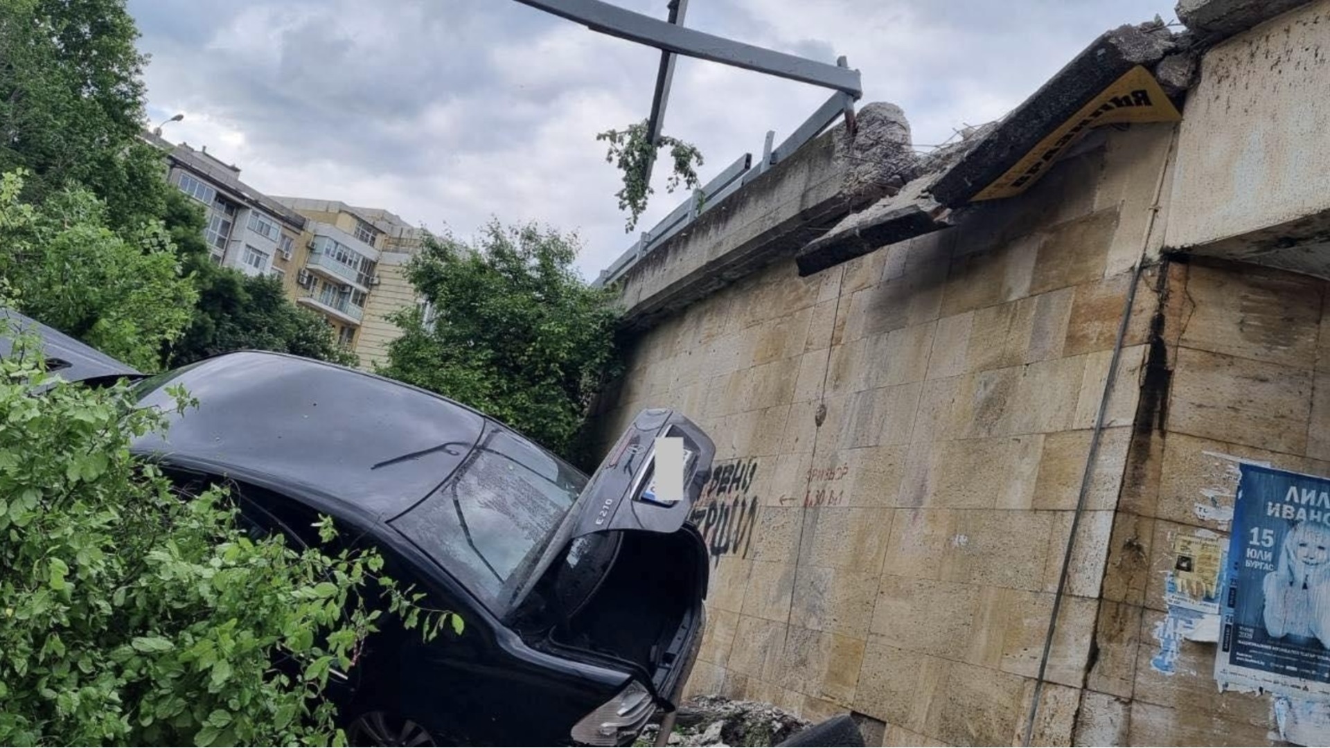 “Мерцедес“ с мигранти падна в подлез в Бургас