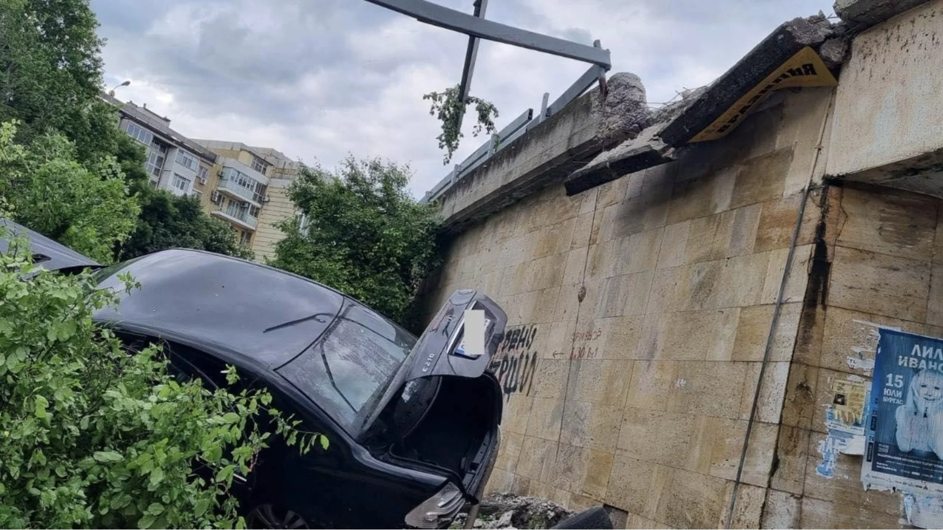 “Мерцедес“ с мигранти падна в подлез в Бургас