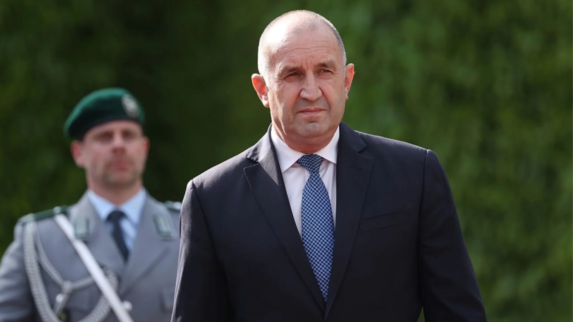 Радев иска да знае кой е отменил експулсирането на Олег Невзоров