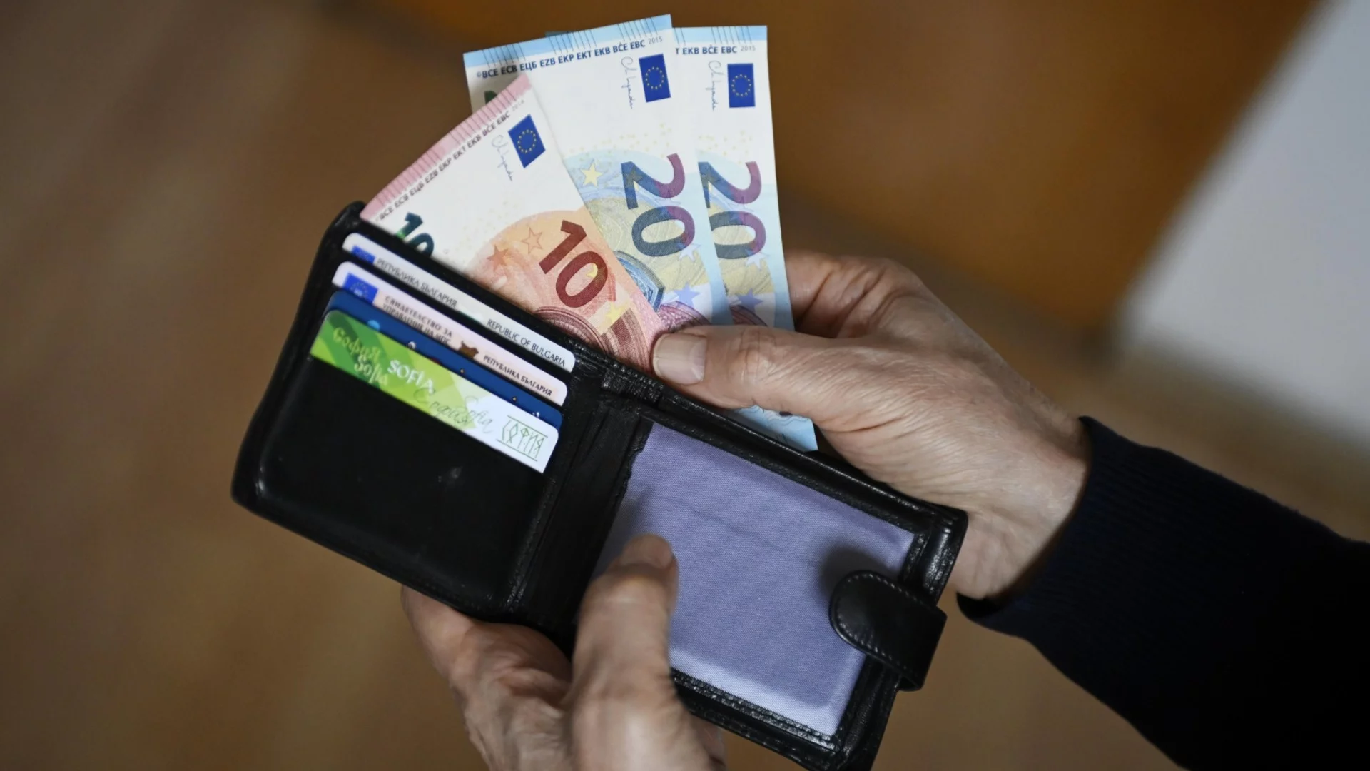 При €100 000 заплата годишно, колко прибираш след данъци: Българите печелим най-много от всички европейци
