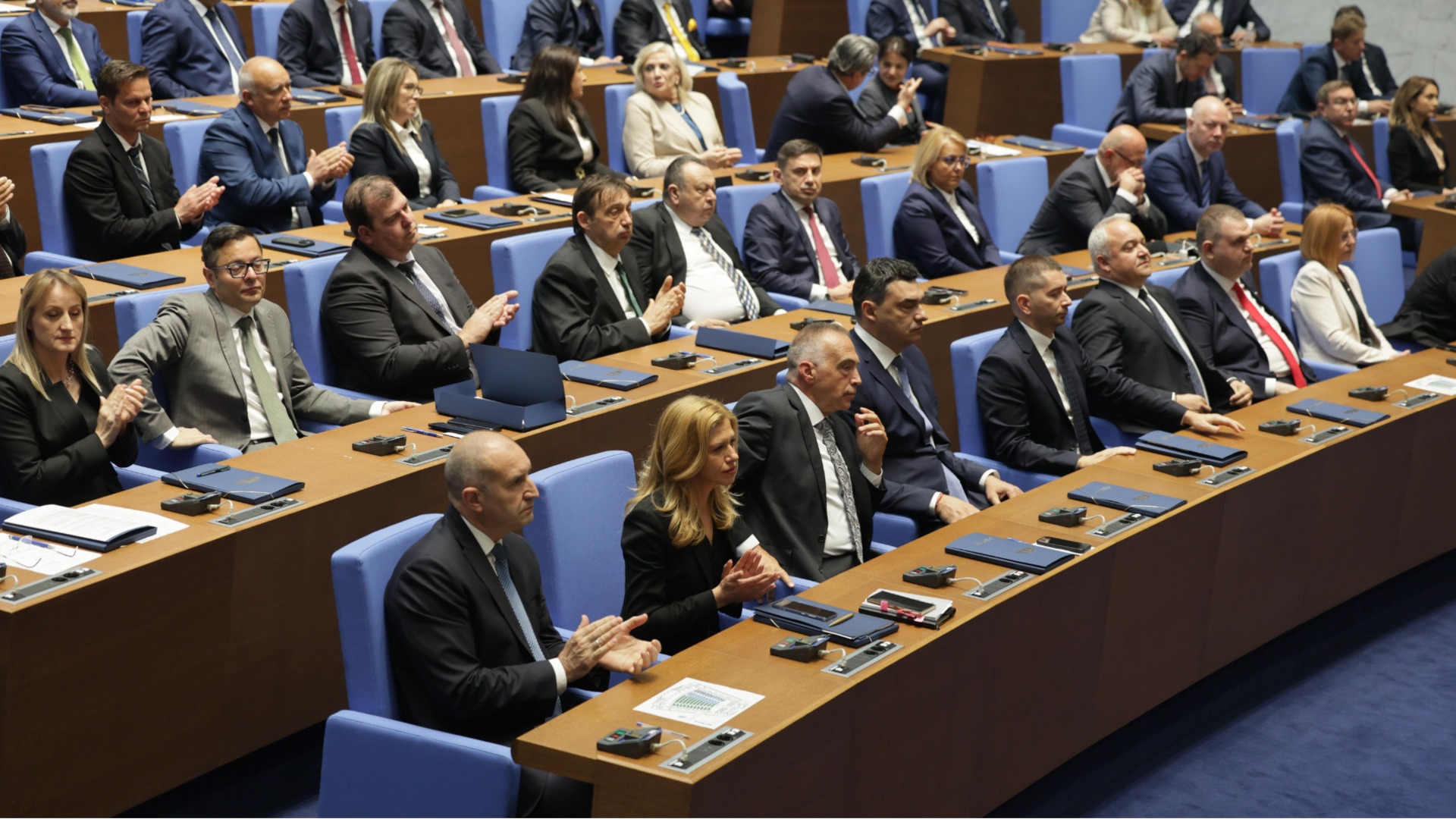 Вълна от надежда: Новото правителство тръгва с висок кредит на доверие и оптимизъм за икономиката