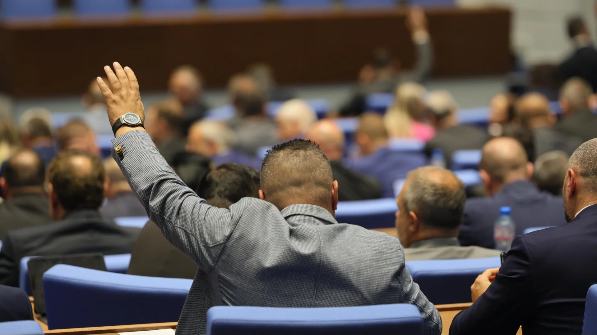 След скандали в парламента: Мнозинството прокара спорни промени в правилника