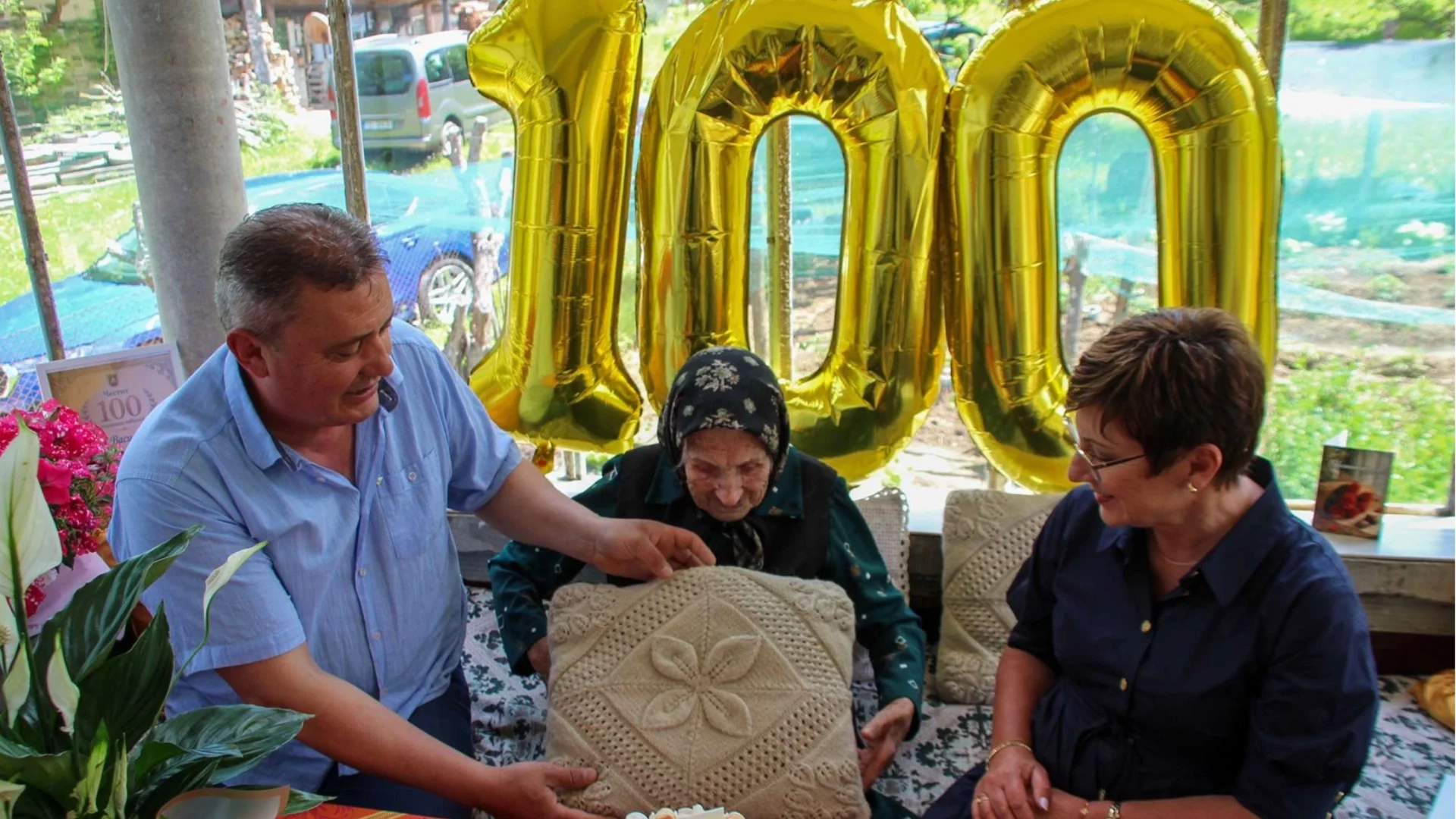 Кметът на Община Тетевен поздрави баба Пена Неева по случай нейния 100-годишен юбилей
