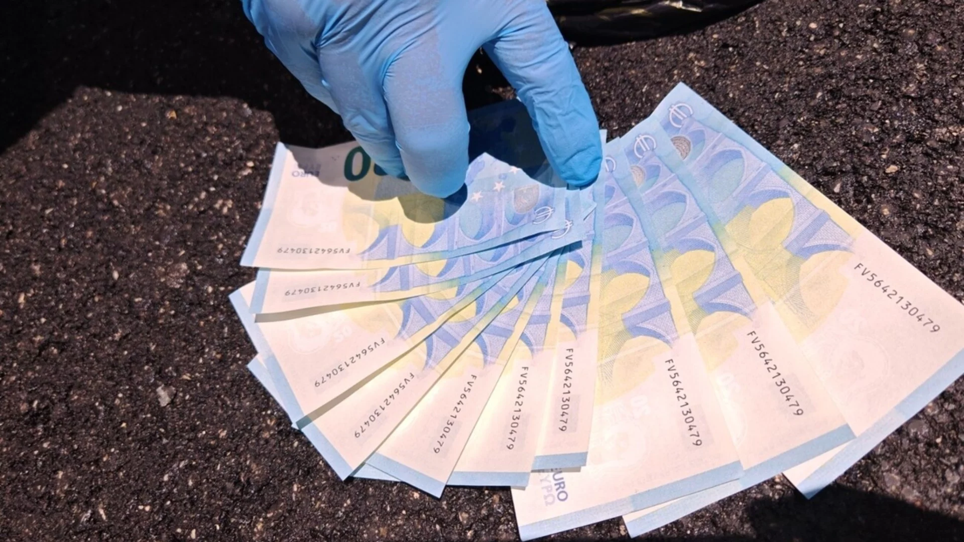 Хванаха мъж с над 8 000 фалшиви евро