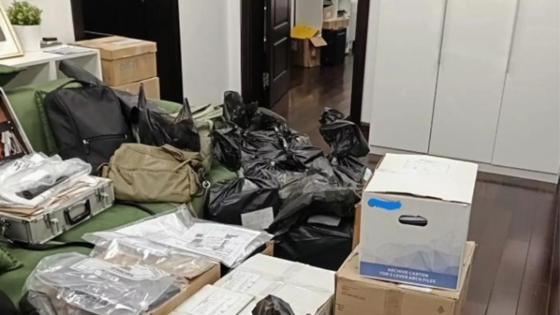 Среднощна акция по случая "Баба Алино". Задържани са трима души, иззети са документи и техника (СНИМКИ)