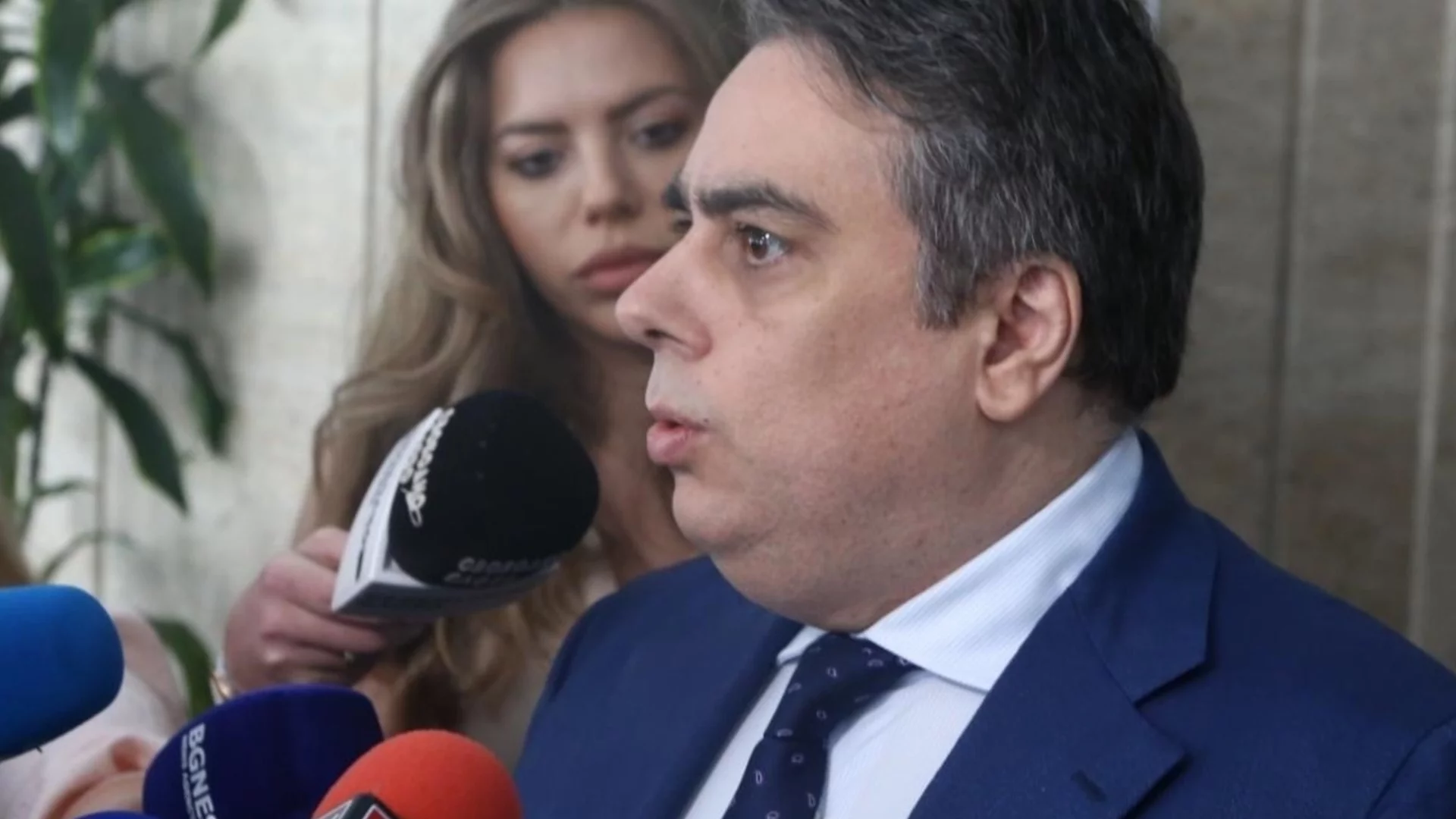 Асен Василев за процедурата по свръхдефицит: Изходът не е теглене на дълг