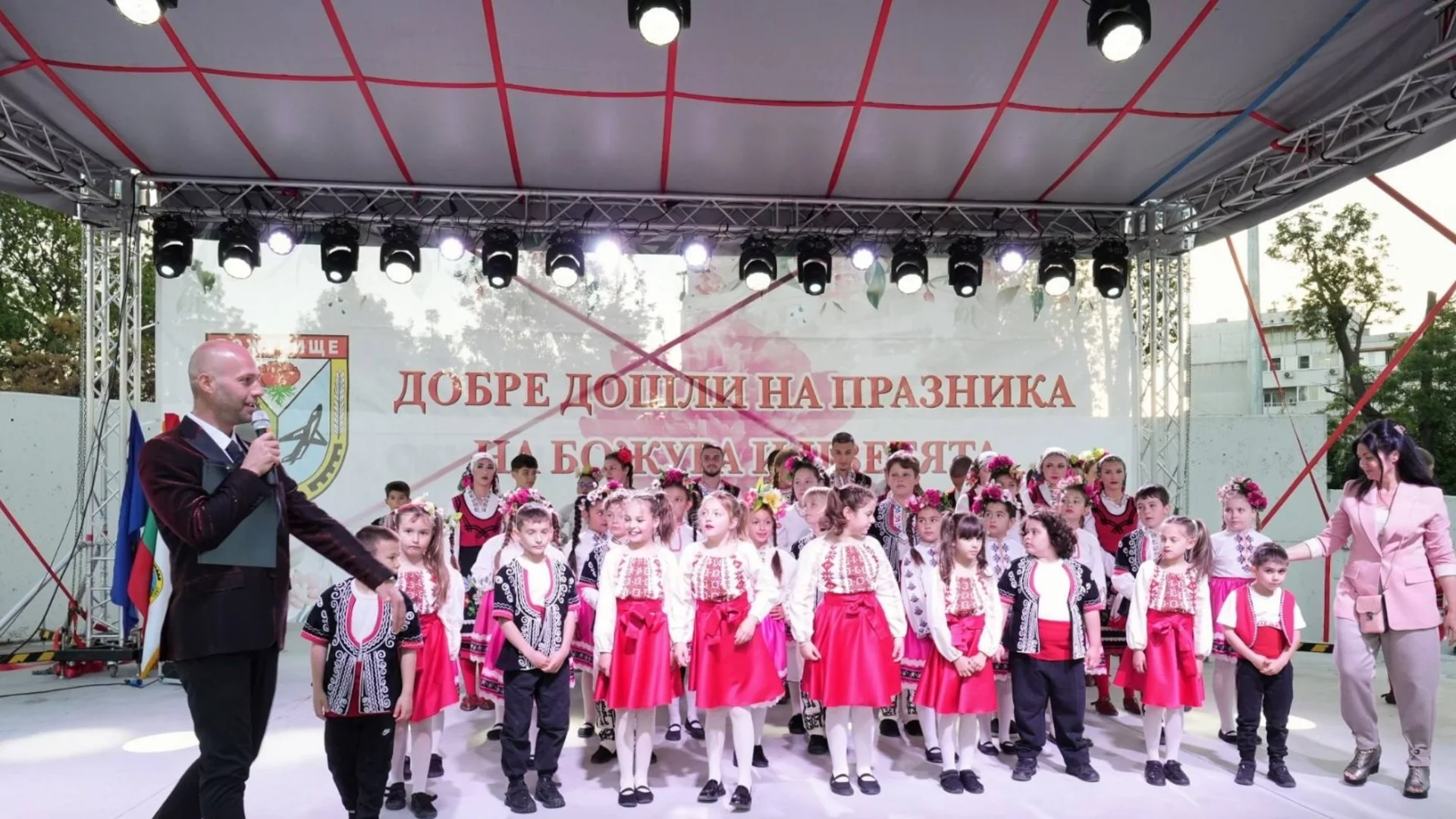 Празник на божура, самодейците и фолклора в Божурище
