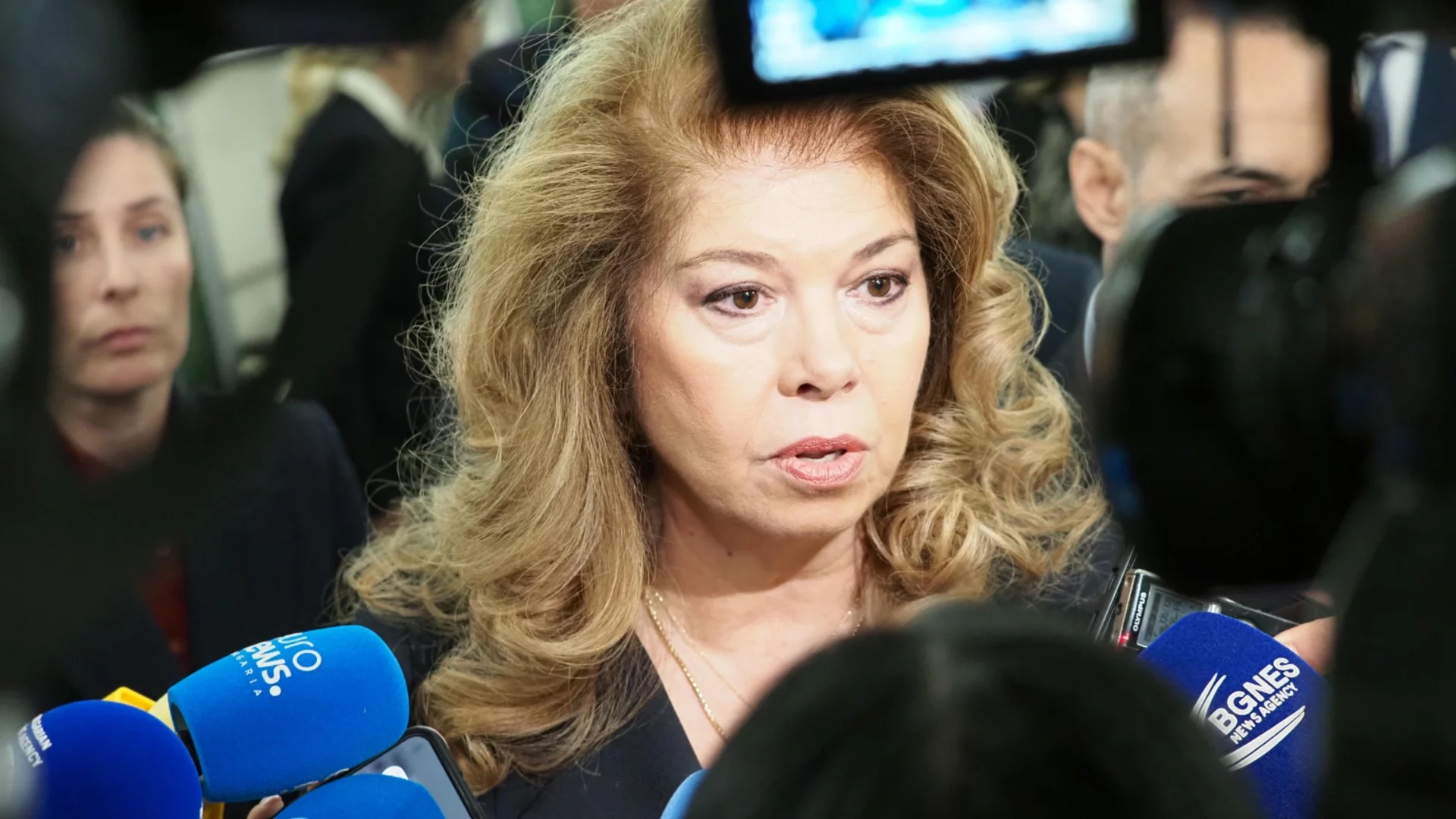 Илияна Йотова за свръхдефицита: И други държави са като нас 