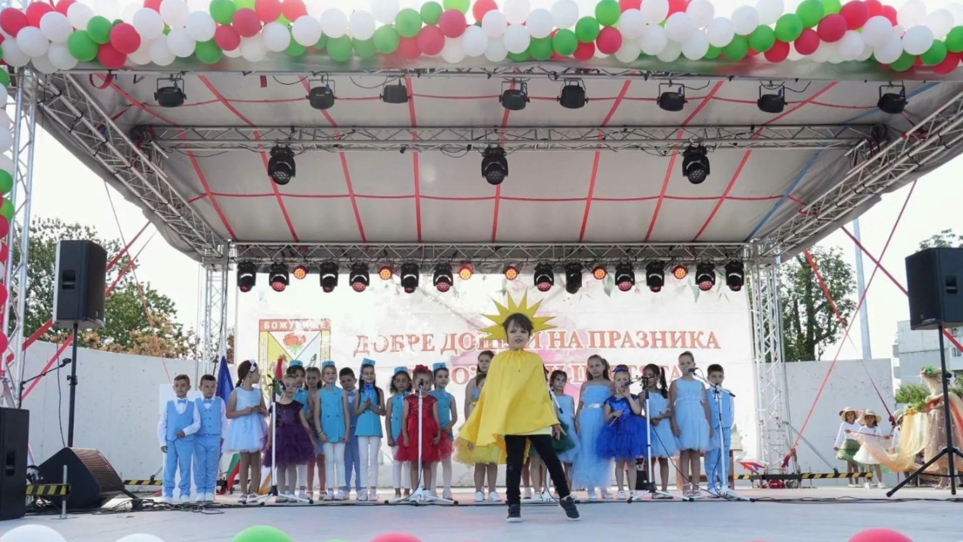 Божурище аплодира своите учители и лекари, докато празнува красотата на божура