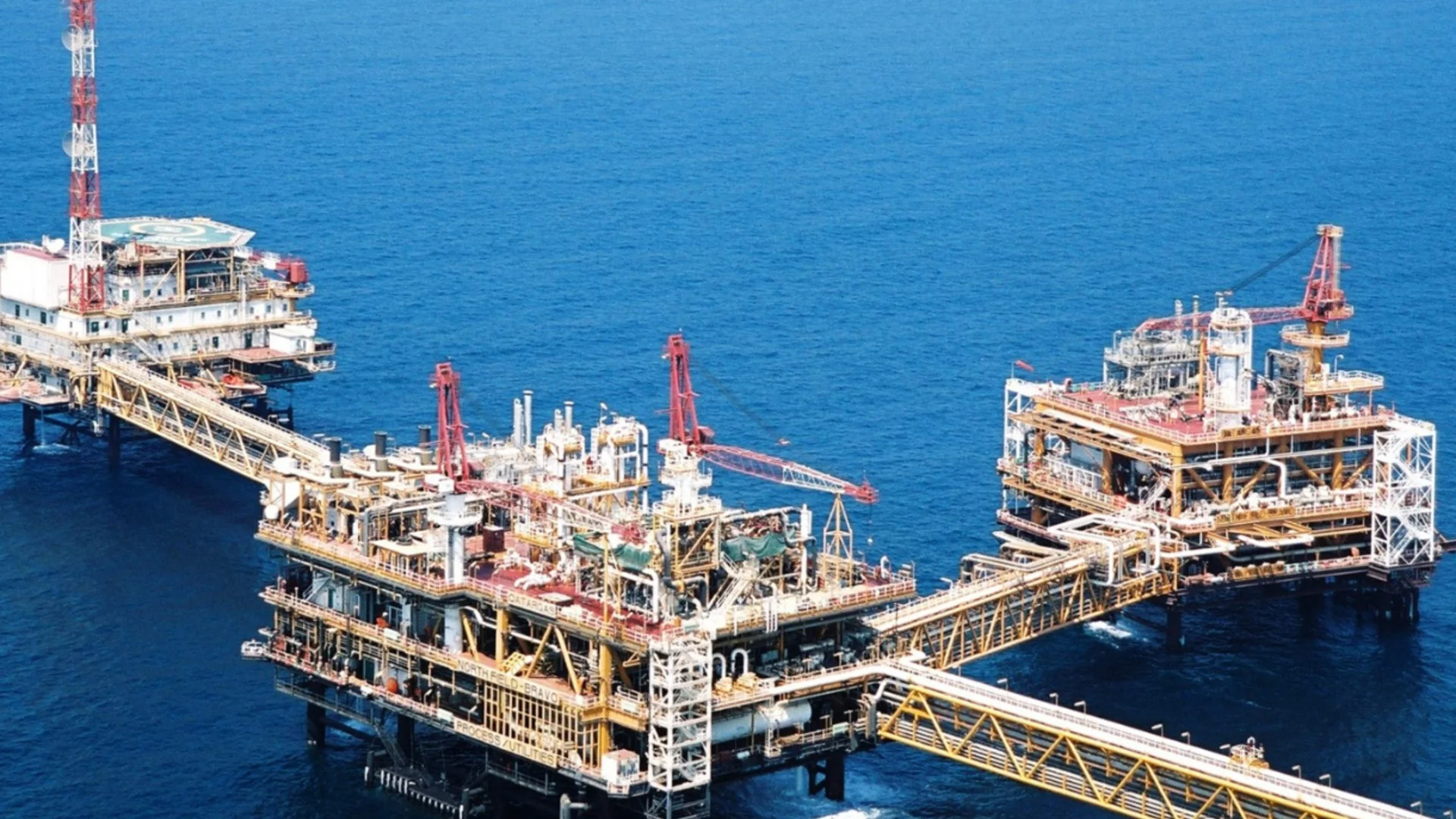 Иран възстанови добива на газ от три платформи в Персийския залив